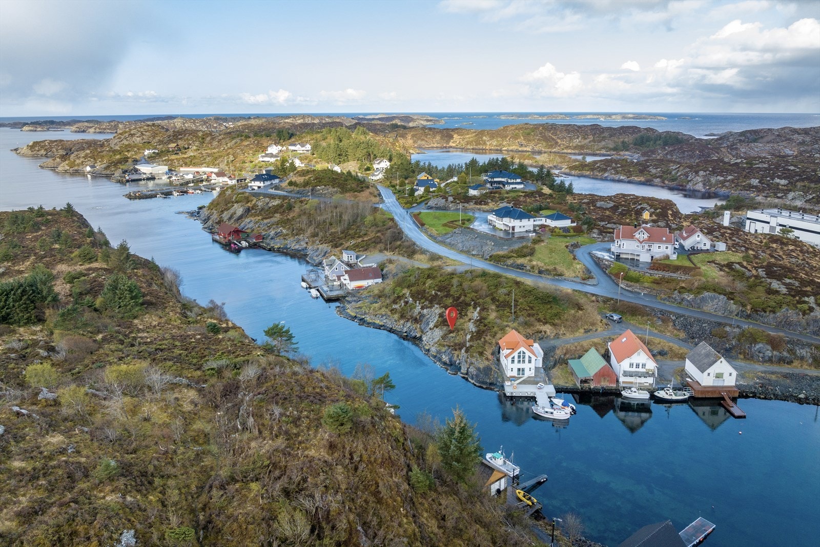 Tomten er per i dag ikke opparbeidet og kostander i forbindelse med opparbeiding, tilkobling påhviler kjøper Galleribilde