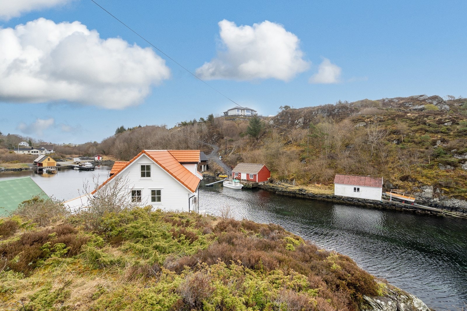 Nærområdet består i det vesentlige av rorbuer, naust og fritidseiendommer Galleribilde