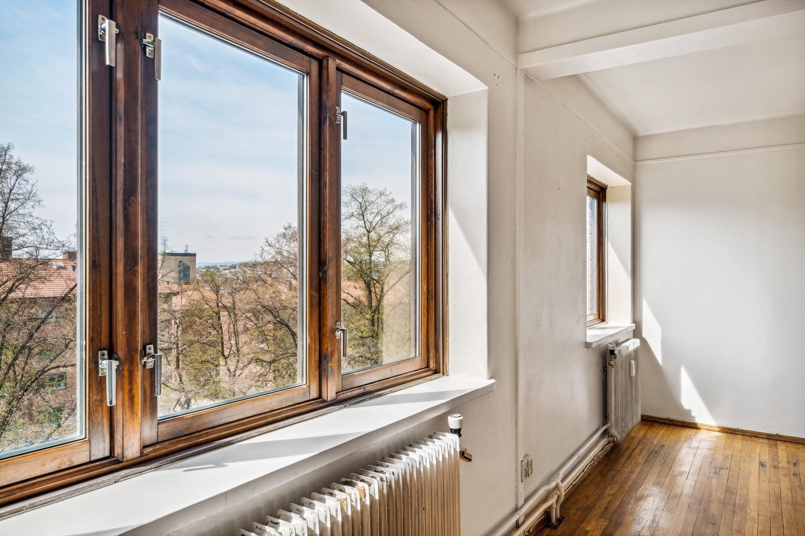 Leiligheten ligger helt usjenert i 4. etg med utsikt ned mot byen Galleribilde