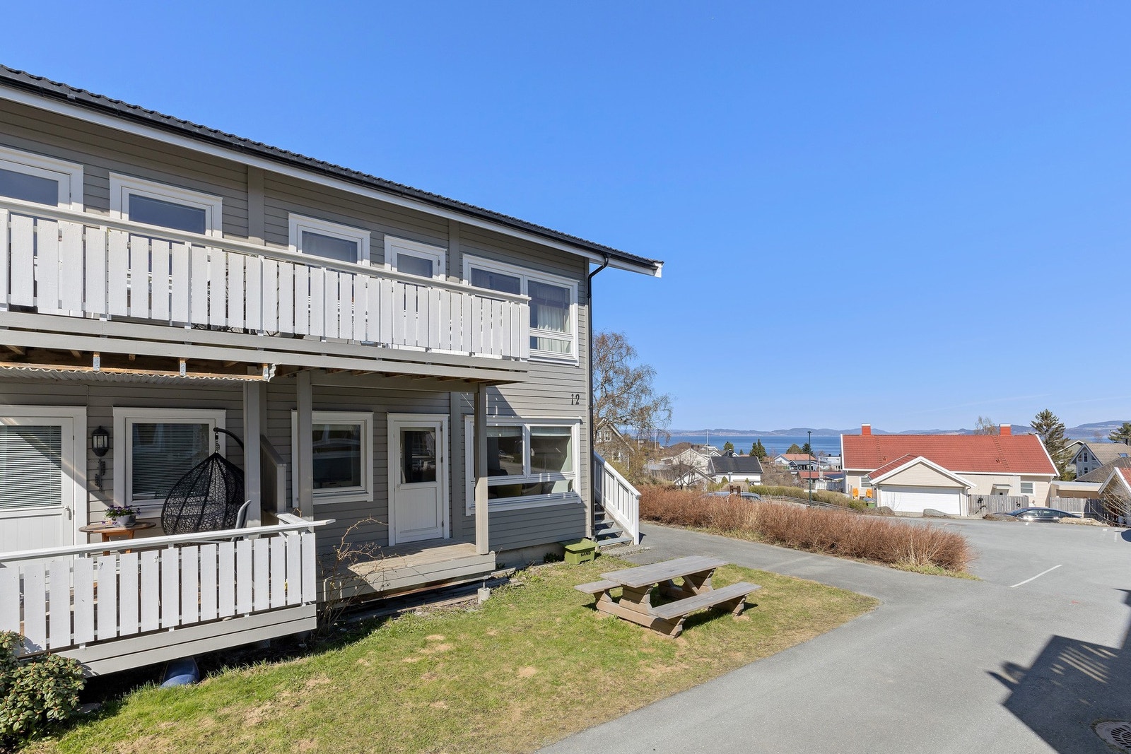Solfylt uteområde. Galleribilde