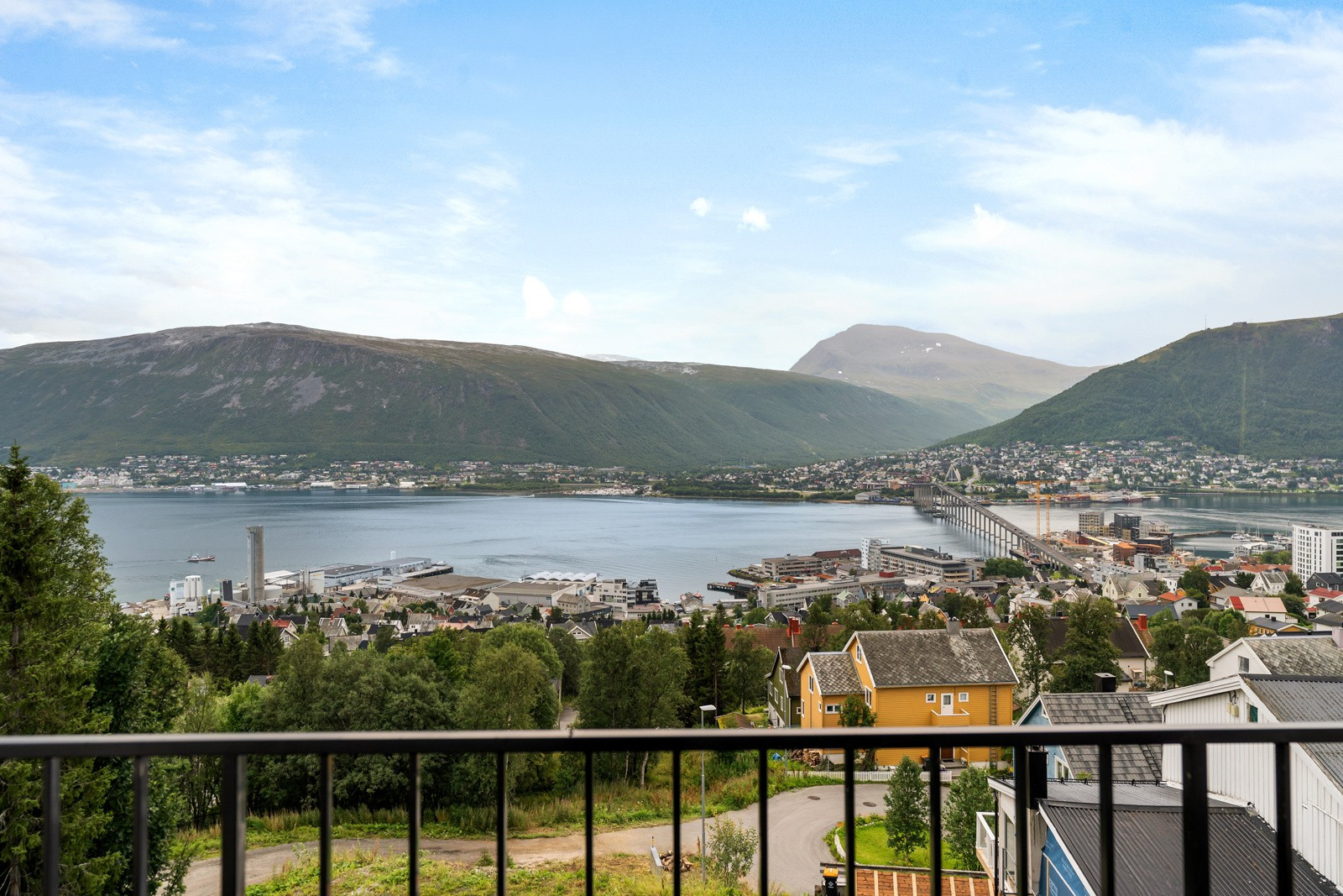 Leiligheten ligger i et rolig boligområde på toppen av Tromsøya