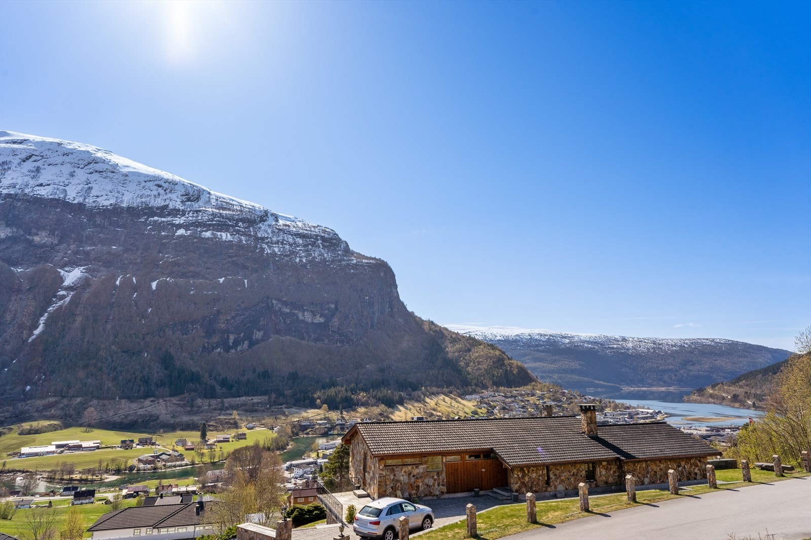 Frå eigedomen har ein fantastisk utsikt over sentrum, fjorden og fjellheimen. Galleribilde