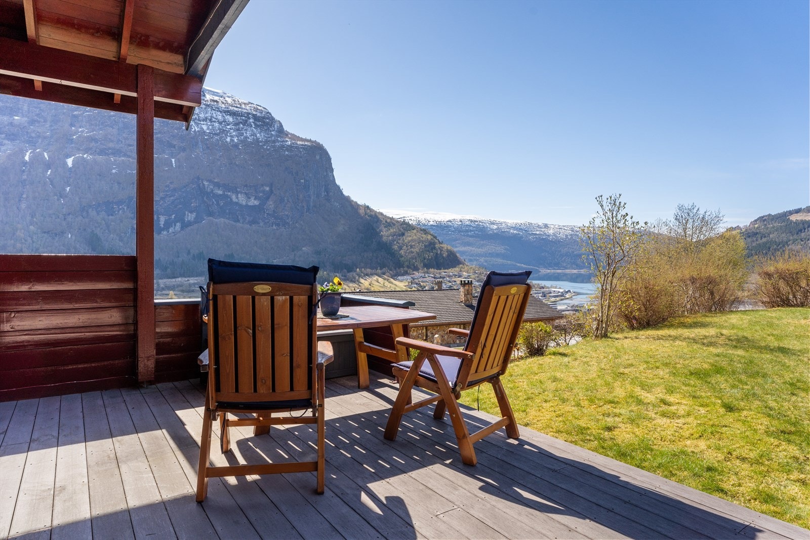 Bustaden er sørvendt, med ein solrik uteplass beståande av markterrasse og vidare tilkomst til plenområde. Galleribilde