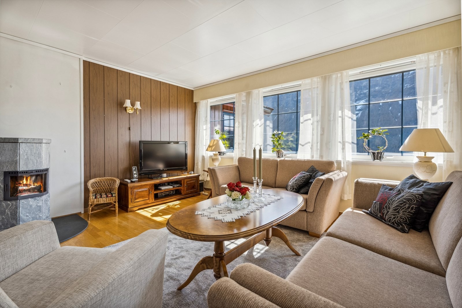 Velkomen inn! Bustaden held normalt god standard og har ei praktisk planløysing. Galleribilde