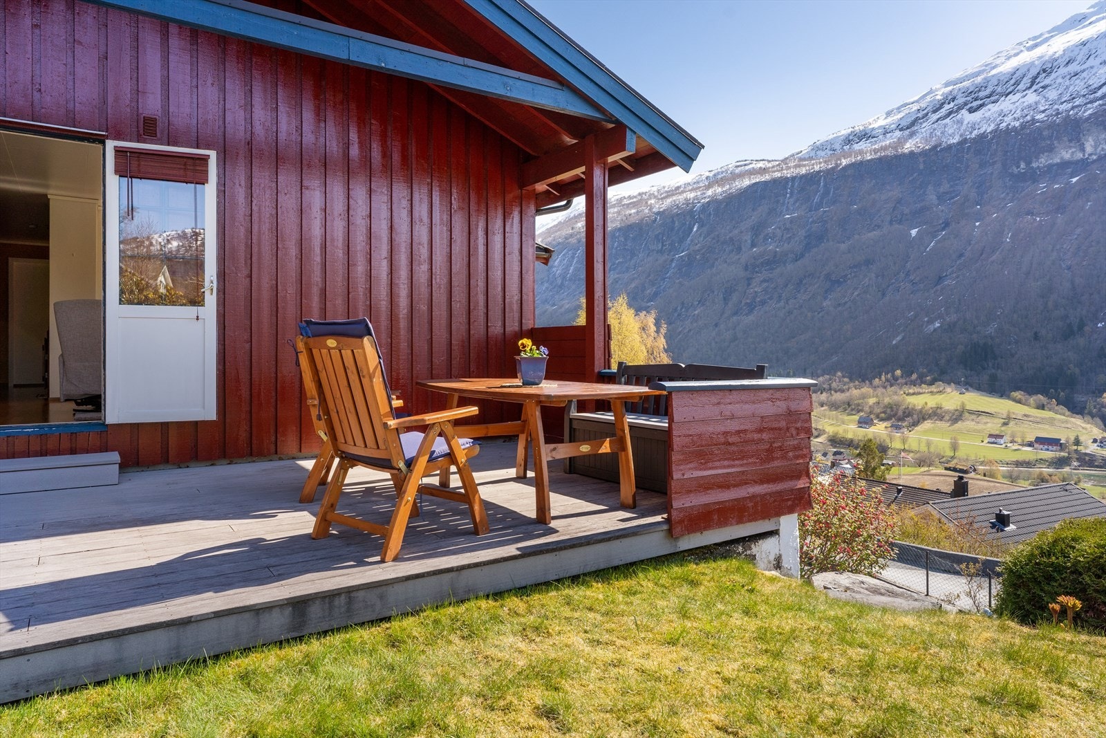 Frå stova har ein direkte utgang til terrasse! Galleribilde