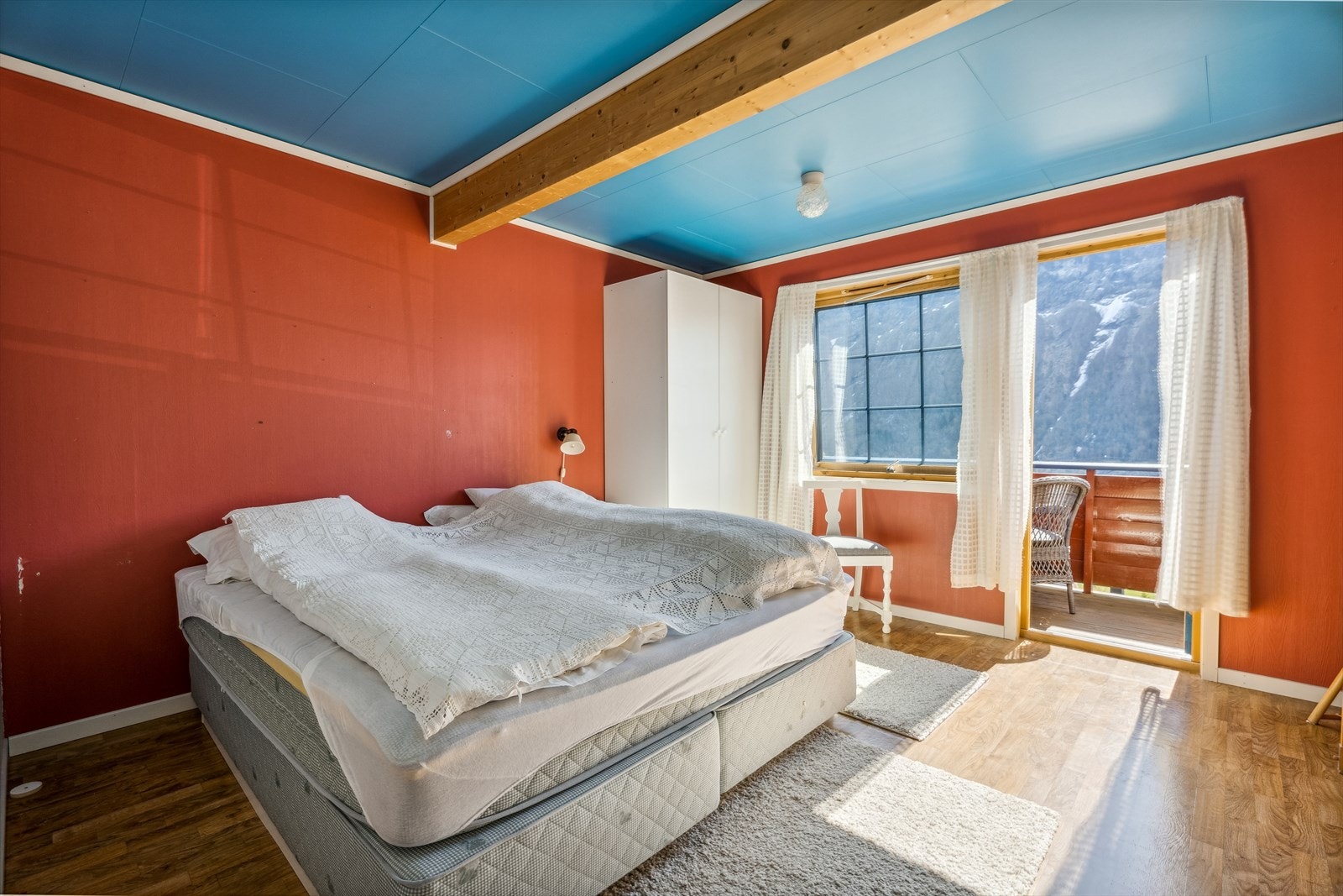 Bustaden har til saman 4 soverom (kun 3 er byggemeldt). Dette soverommet er av særs god størrelse og kan innreiiast med dobbeltseng, nattbod og stor skyvedørsgarderobe. Galleribilde