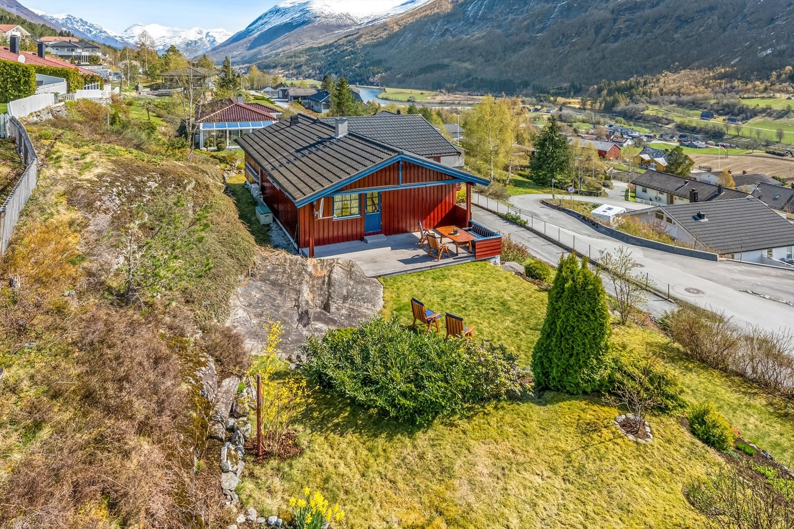 Eigedomen ligg fint til i Stegane i eit sentralt, barnevennleg og attraktivt område! Galleribilde