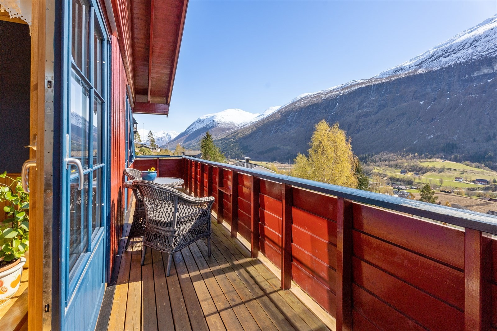 På fine dagar er det utruleg deilig å ete middag eller lunsj ute på verandaen og nyte den flotte utsikta. Galleribilde