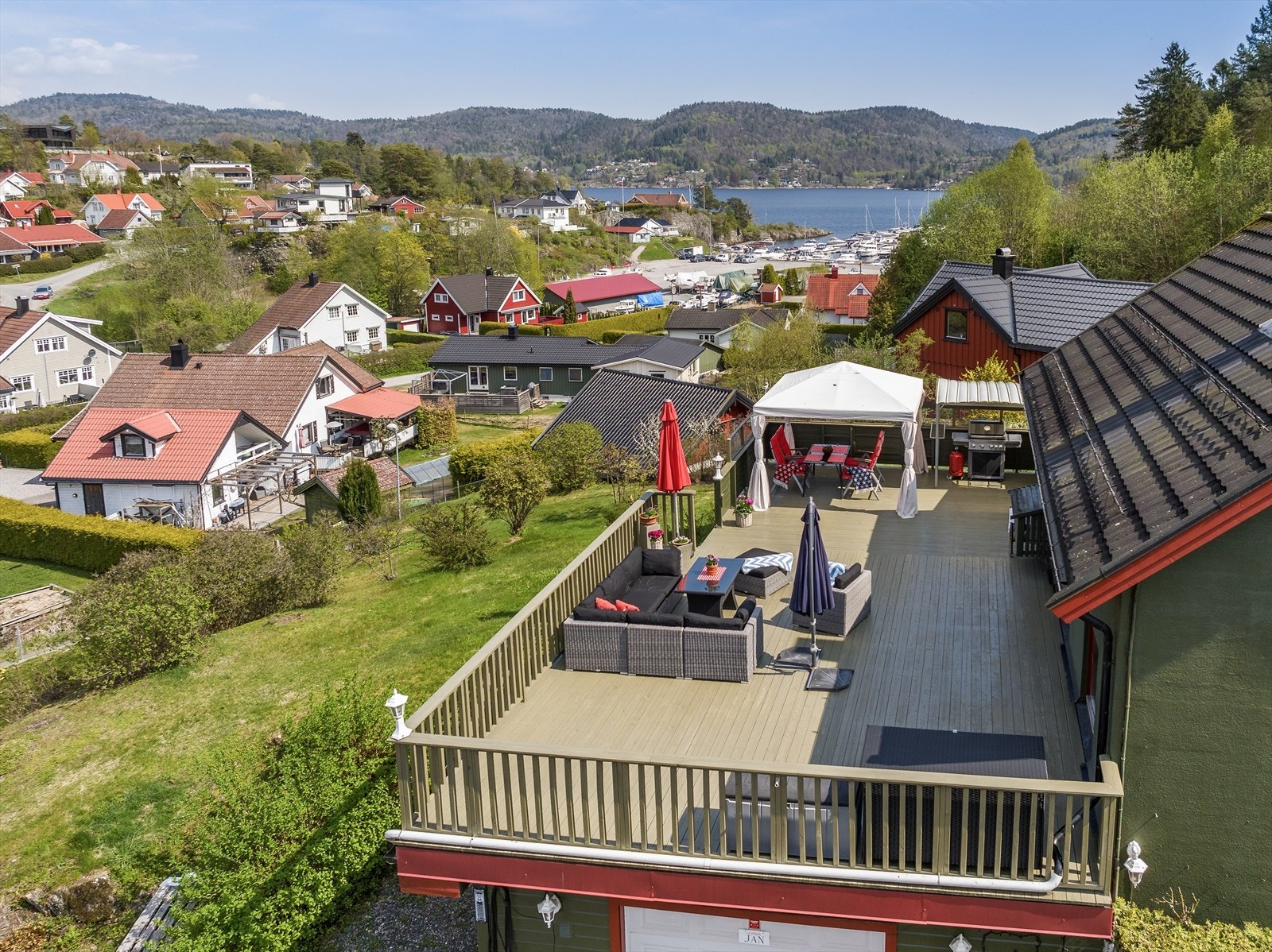 Boligen har en stor og flott veranda med god plass til hagemøbler og hyggelig besøk. Galleribilde