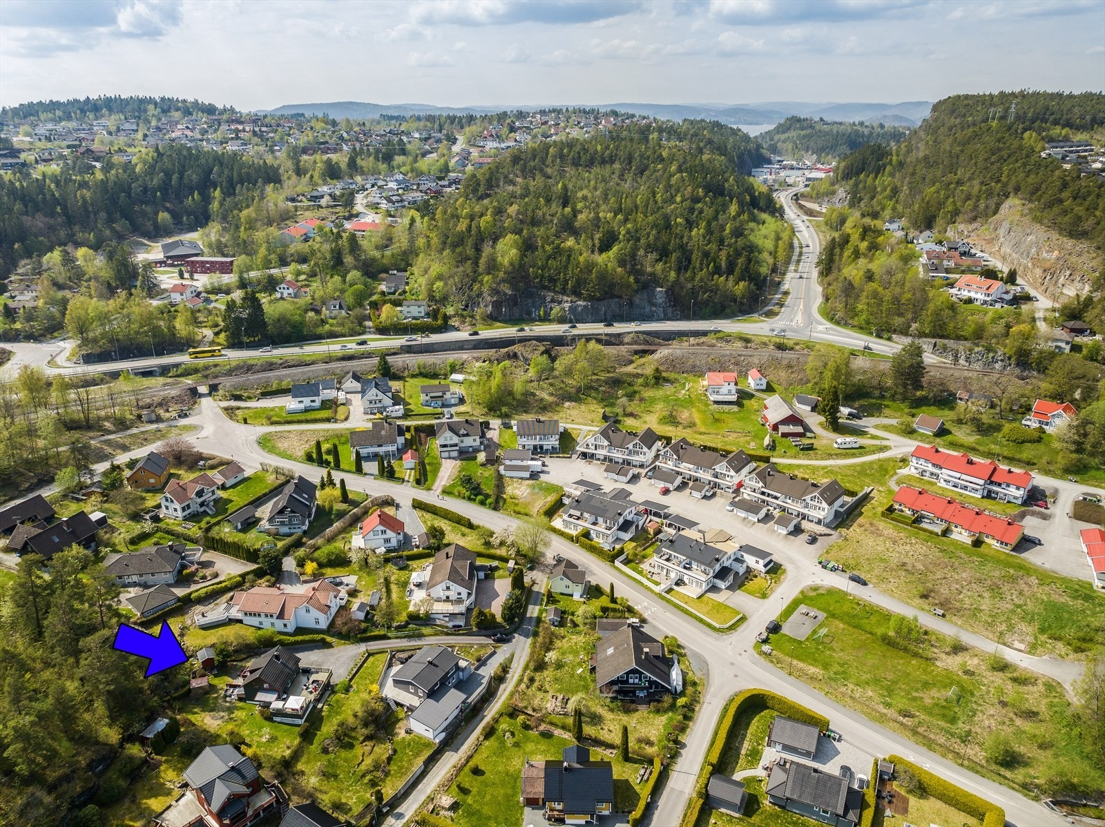 I nærområdet har du det meste du trenger, som dagligvareforretninger, barnehager, treningssenter, apotek, frisør og bensinstasjon. På Heistad finner du også idrettsanlegg hvor Hei IL har et aktivt tilbud innen fotball, håndball, ski, turn samt svømmehall. Galleribilde