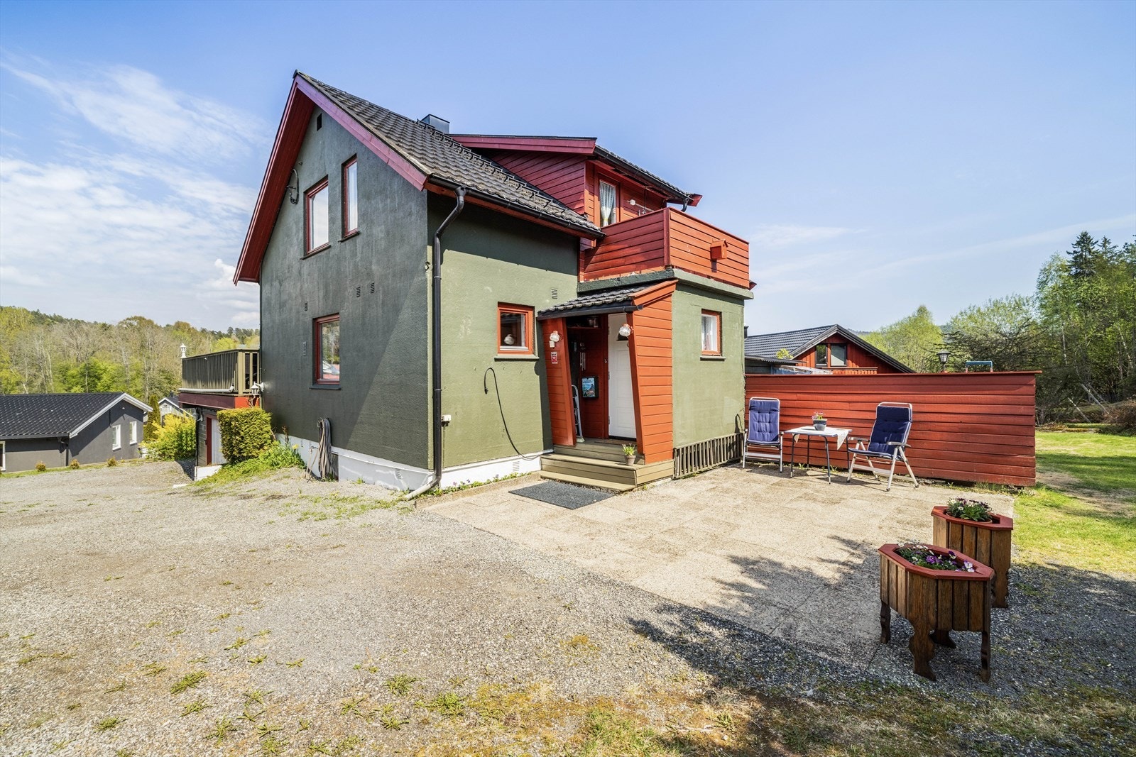 I tillegg til i garasje er det parkeringsmuligheter på gruslagt gårdsplass ved inngangspartiet. Galleribilde