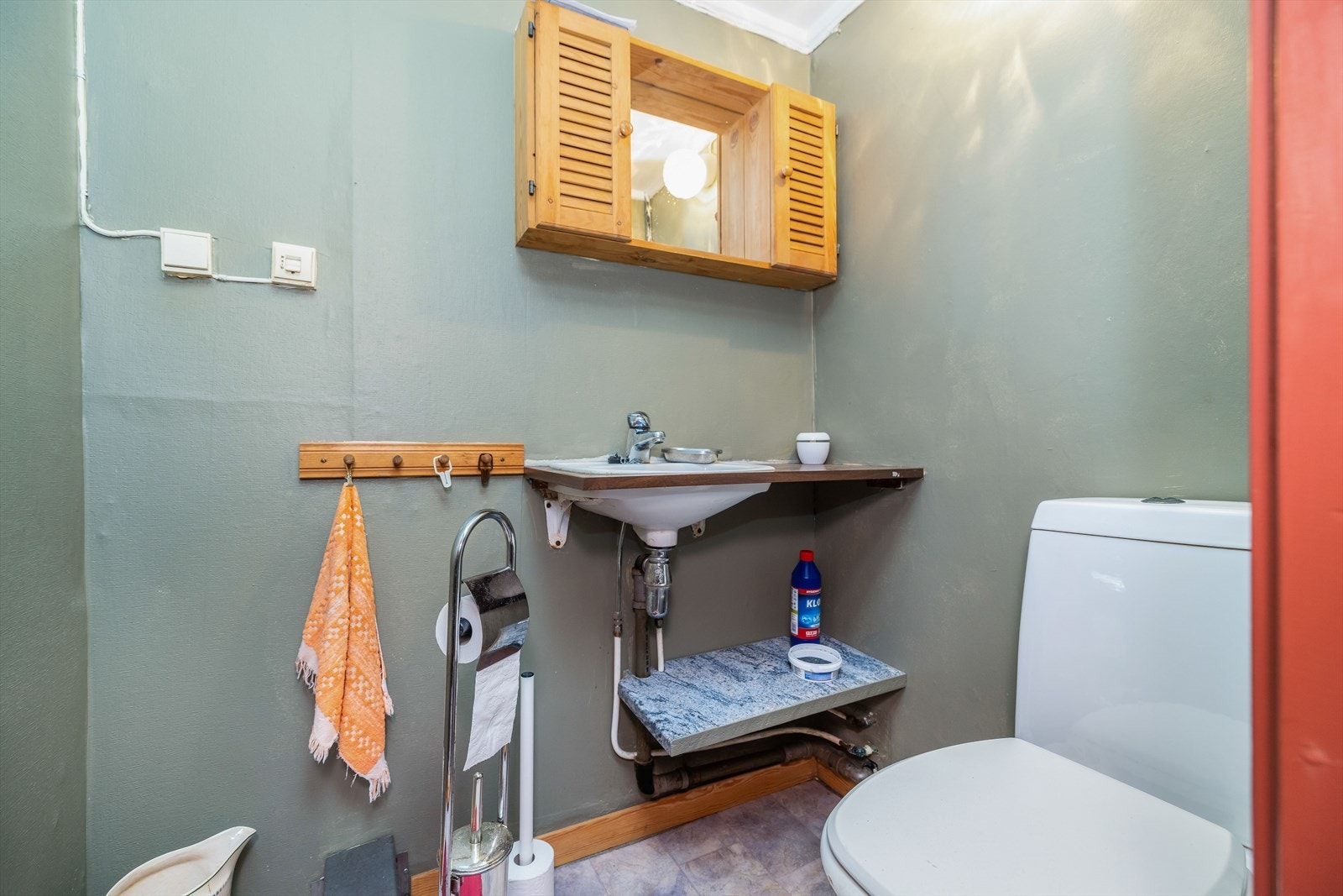 I denne etasjen er det også et separat toalettrom utstyrt med toalett og benkeplate i laminat med nedfelt vask. Rommet har ingen form for ventilasjon. Galleribilde
