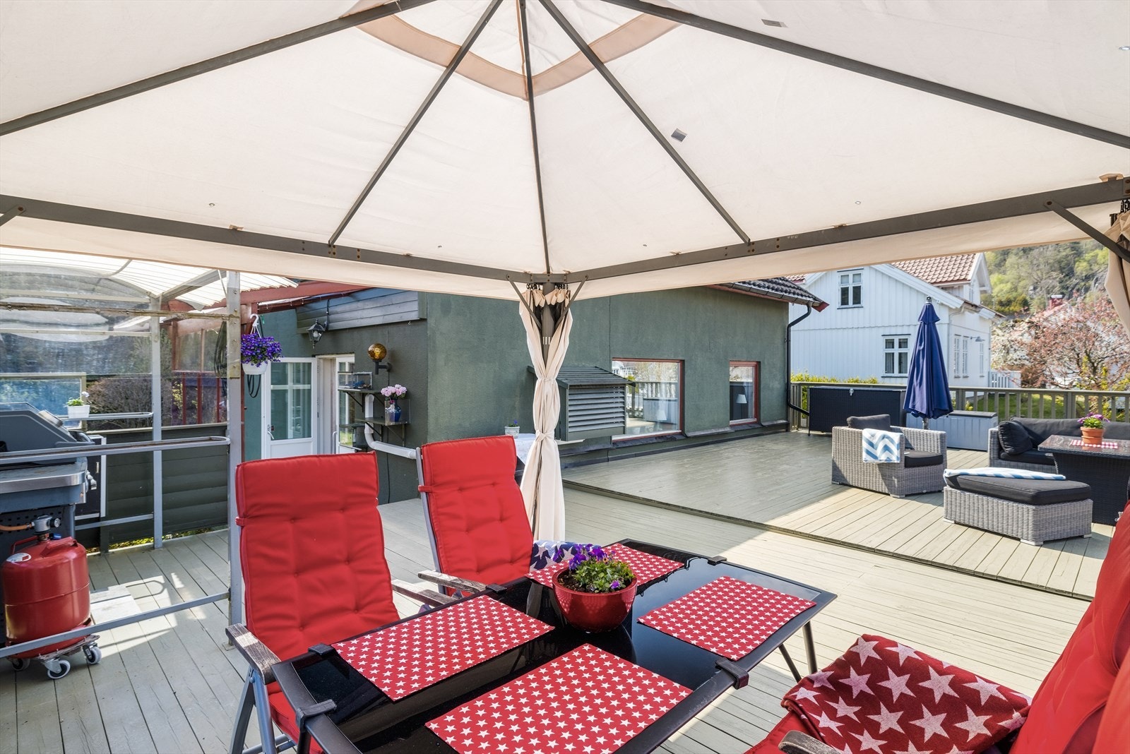 Fra veranda er det inngang til stue. Velkommen inn! Galleribilde