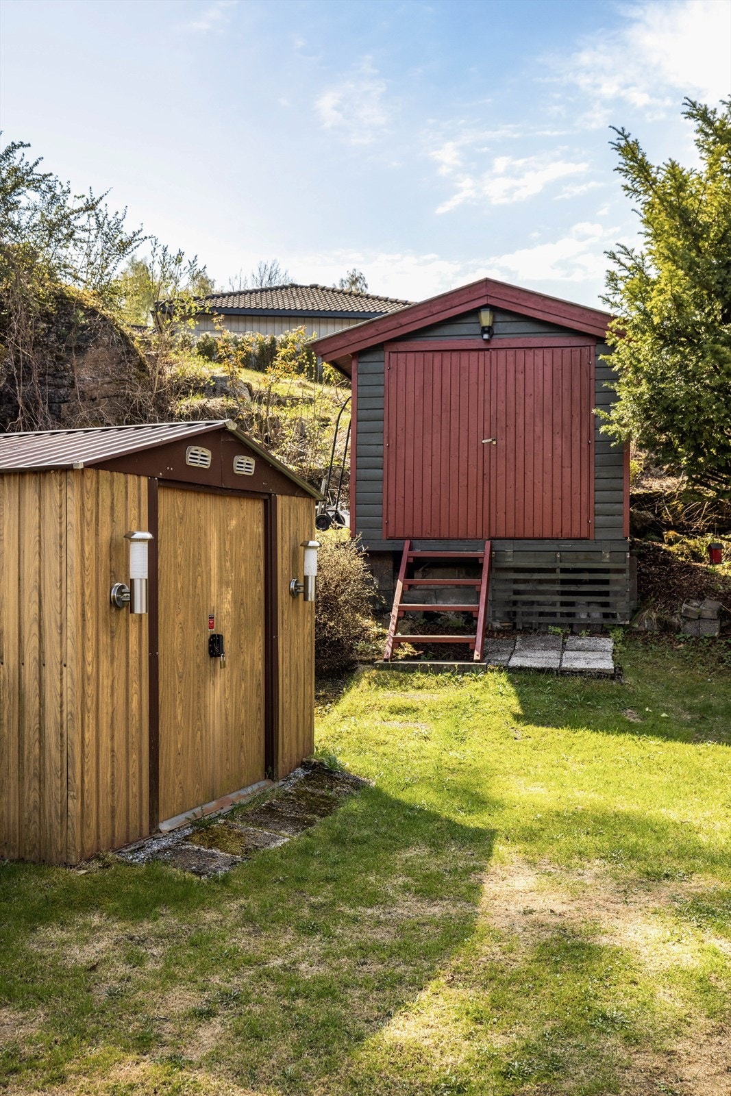I tillegg til eneboligen er det oppført 2 frittstående boder på eiendommen. Den ene boden er 7 kvm stor, mens den andre ikke er målbar grunnet lav takhøyde ifølge bygningssakkyndig. Galleribilde