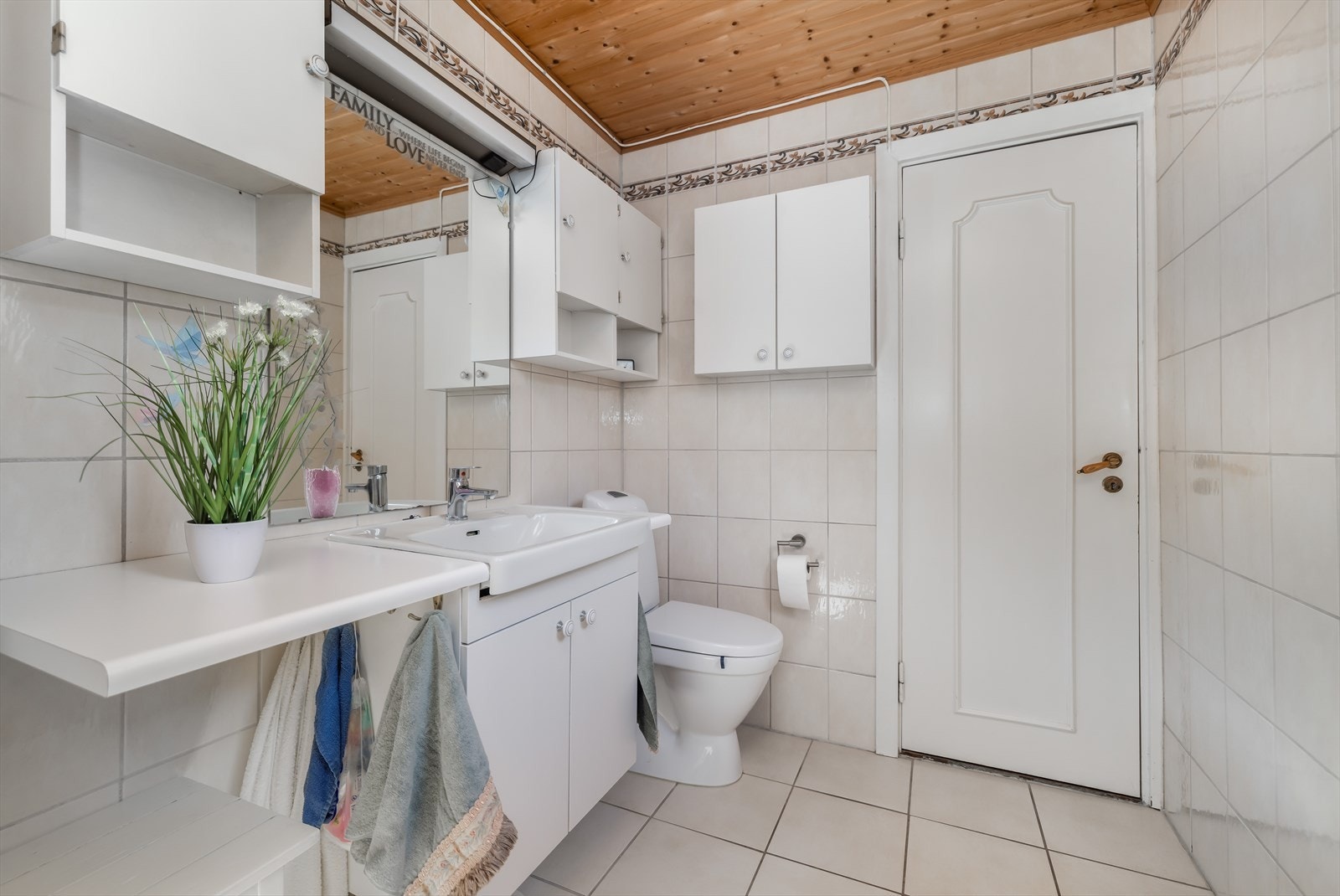 Innredningen har laminert benkeplate med nedfelt vask, under og overskap med slette fronter og speil med lys. Det er i tillegg et høyskap på badet med ekstra oppbevaringsplass. Galleribilde