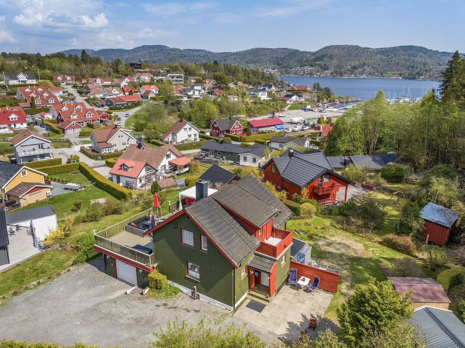 Deler av boligens fasade er omgjort, samt frittstående boder oppført uten at dette er søkt om og uten at eventuell nødvendig godkjennelse er gitt av kommunen. Se mer informasjon under punktet "Ferdigattest/brukstillatelse" i salgsoppgaven. Galleribilde