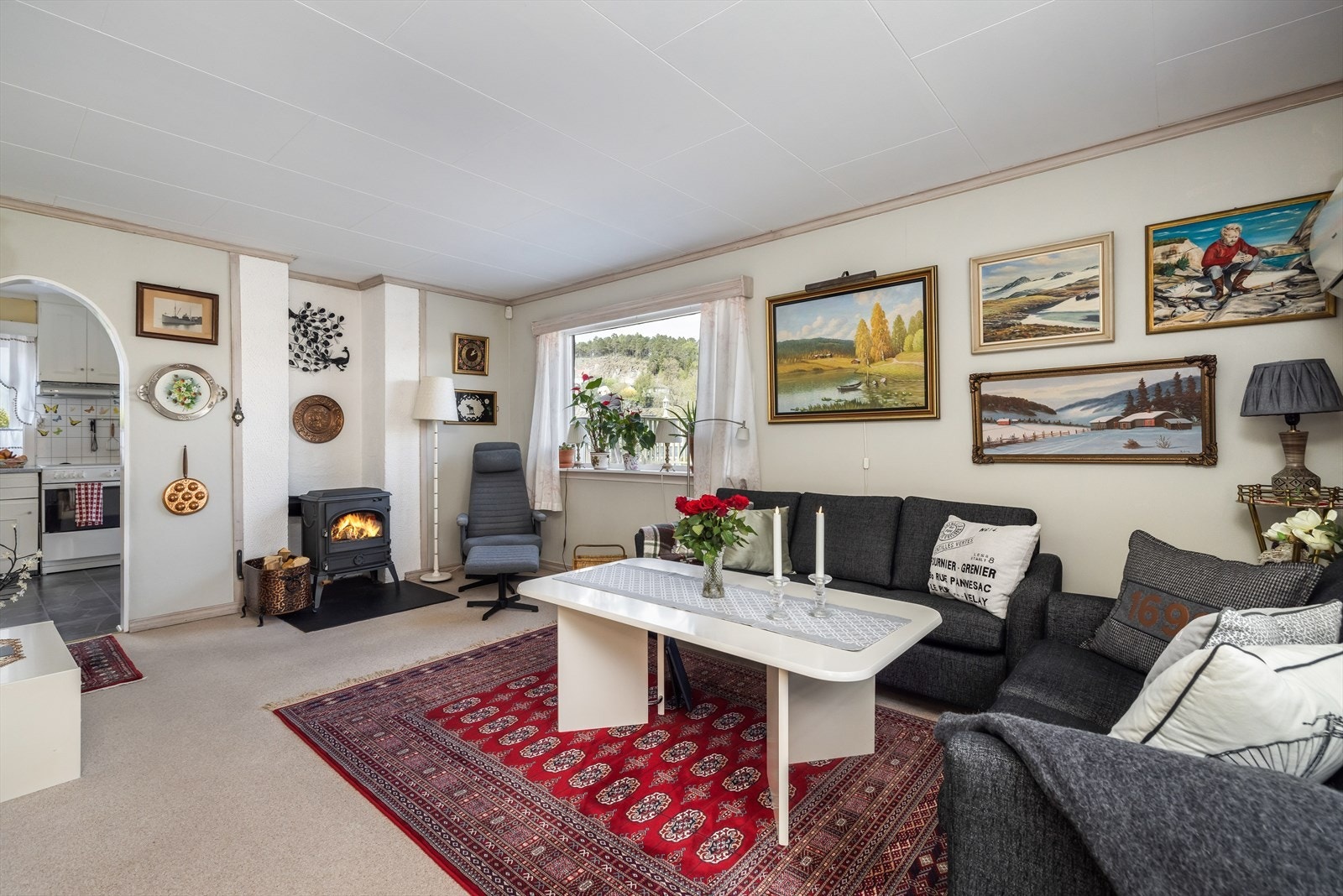 Stuen er en lys vinkelstue med plass til sofagruppe og spisestue. Galleribilde