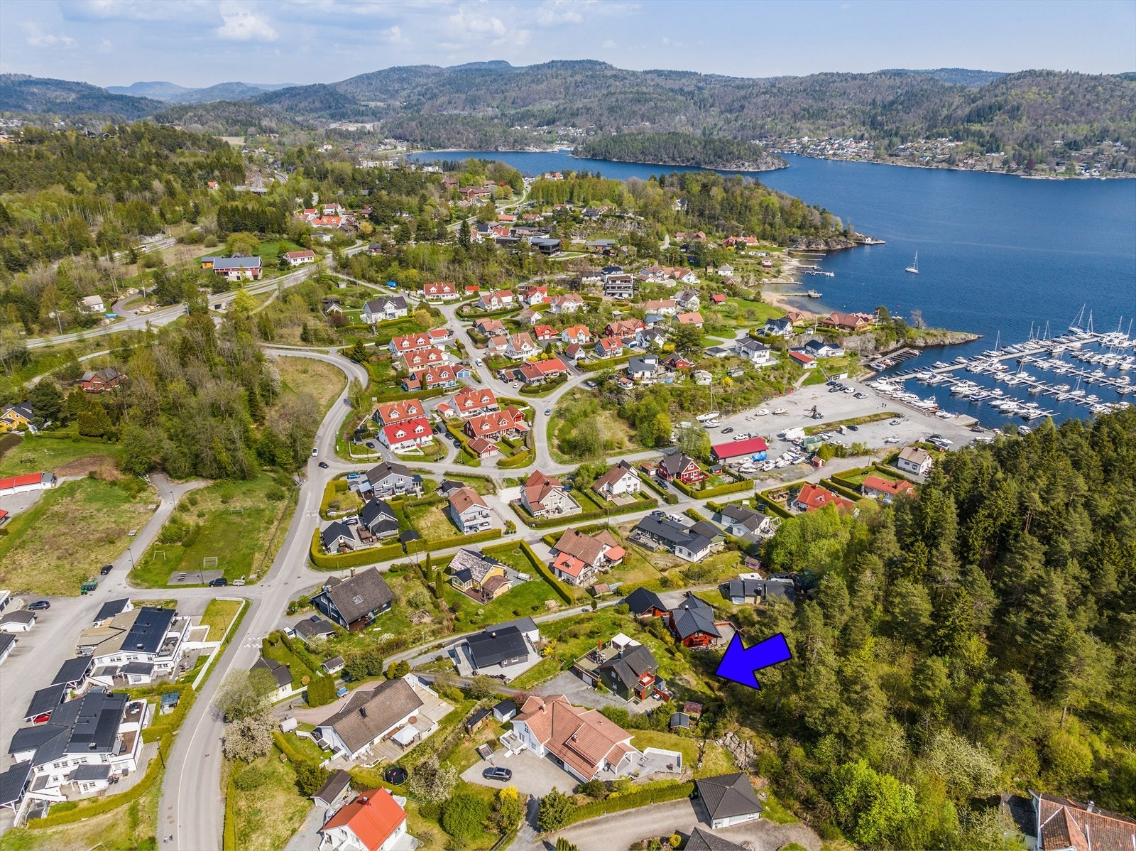 Fra boligen er det kort og trygg vei til både Brattås barneskole og Heistad ungdomsskole. Området er sjønært og kun få minutters gange unna har du flotte bademuligheter og Skjelsvik båthavn ligger like ved. Galleribilde