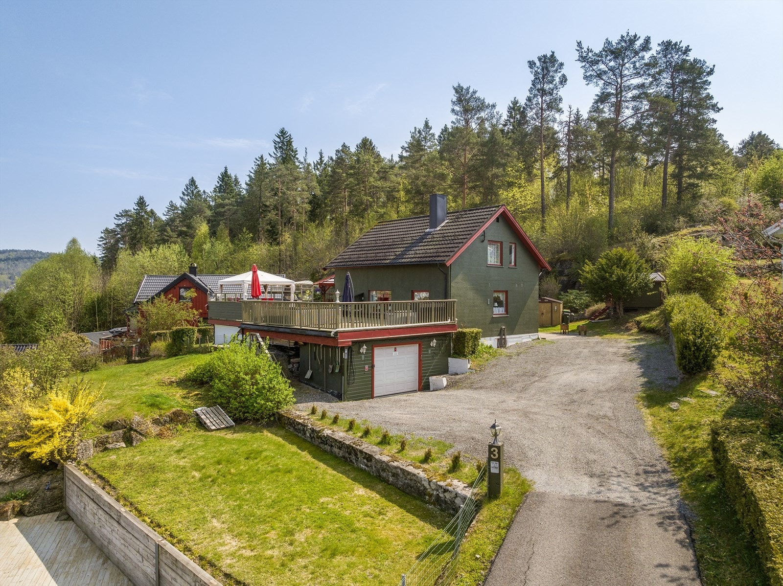 Boligen ligger attraktivt og barnevennlig til på Skjelsvik, med kort avstand til sjøen og ca. 6,5 km til Porsgrunn sentrum. Galleribilde