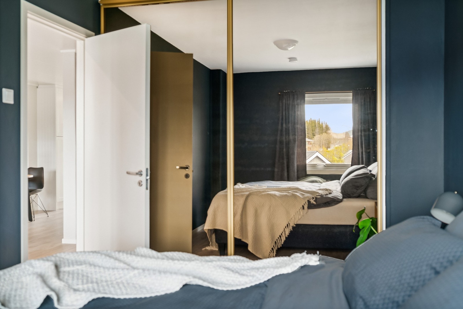 Hovedsoverommet har en stor og praktisk skyvedørsgarderobe Galleribilde