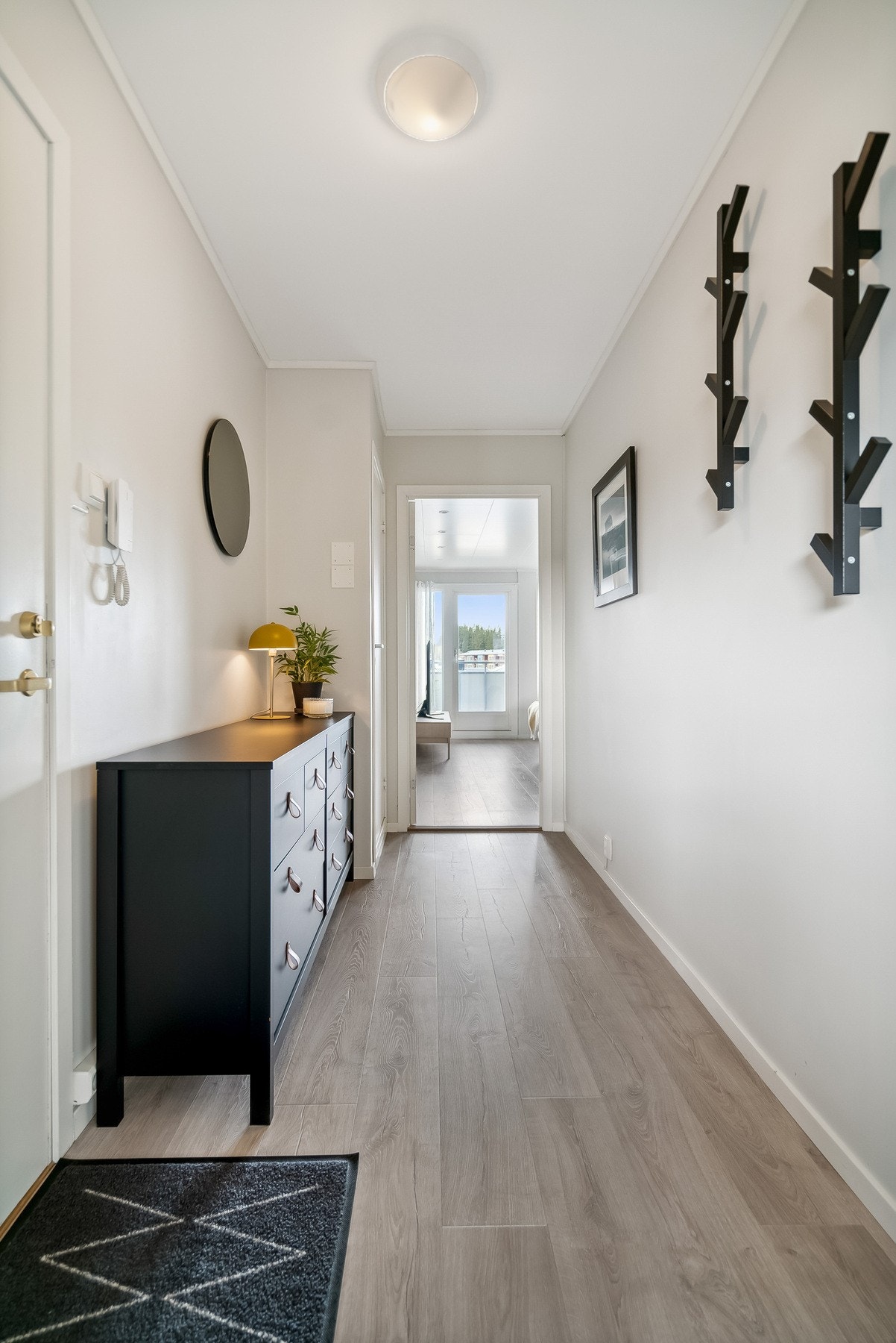 Her kommer du inn til en romslig og stilfull entré Galleribilde