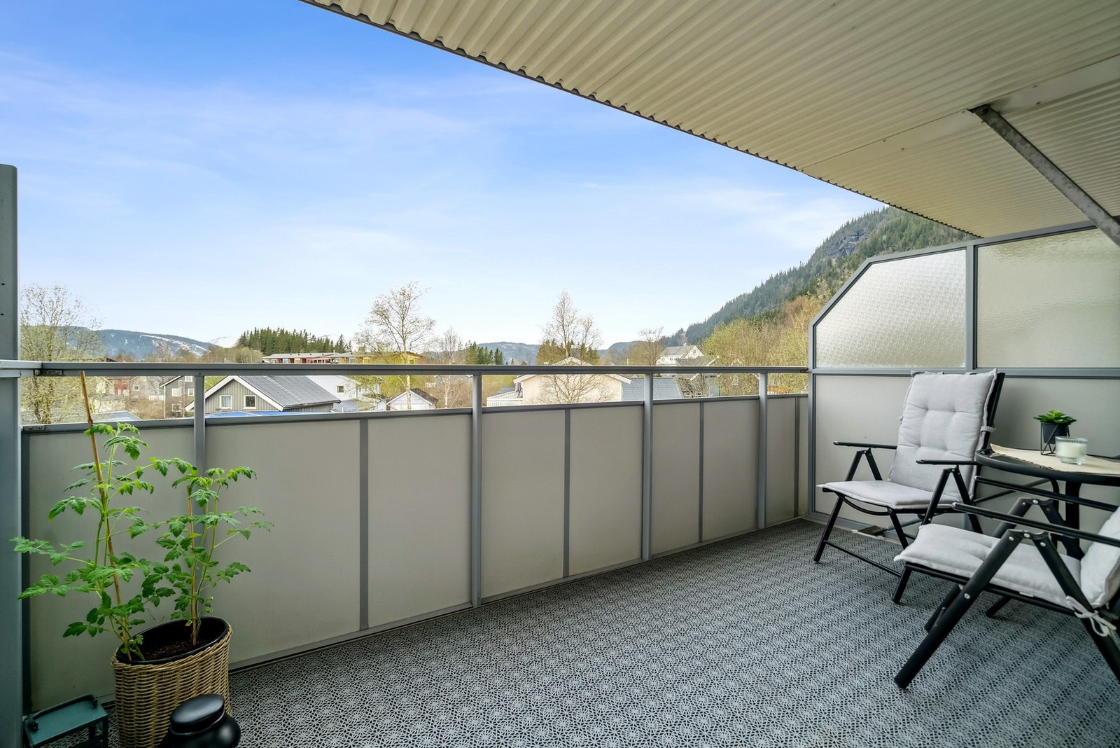 Her har du kvelds og ettermiddagssol. Dette er en av leilighetene i borettslaget med absolutt best beliggenhet Galleribilde