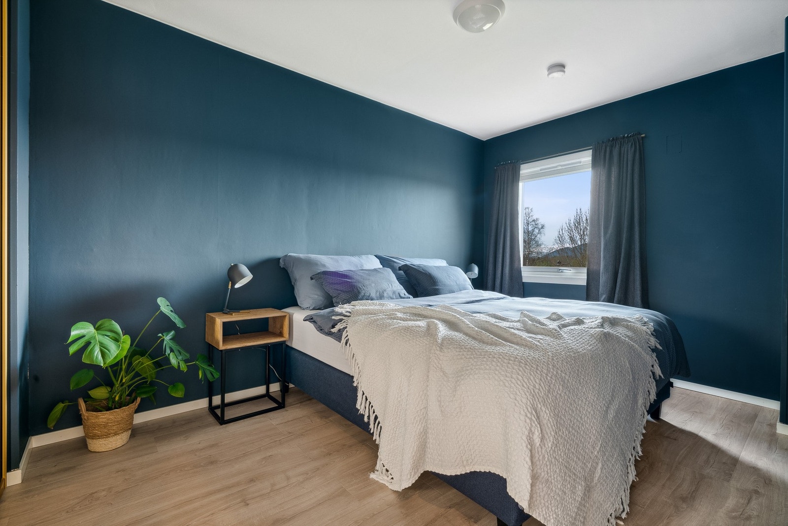 Leiligheten har to soverom. Hovedsoverommet ser du her og det har inngang via stue Galleribilde