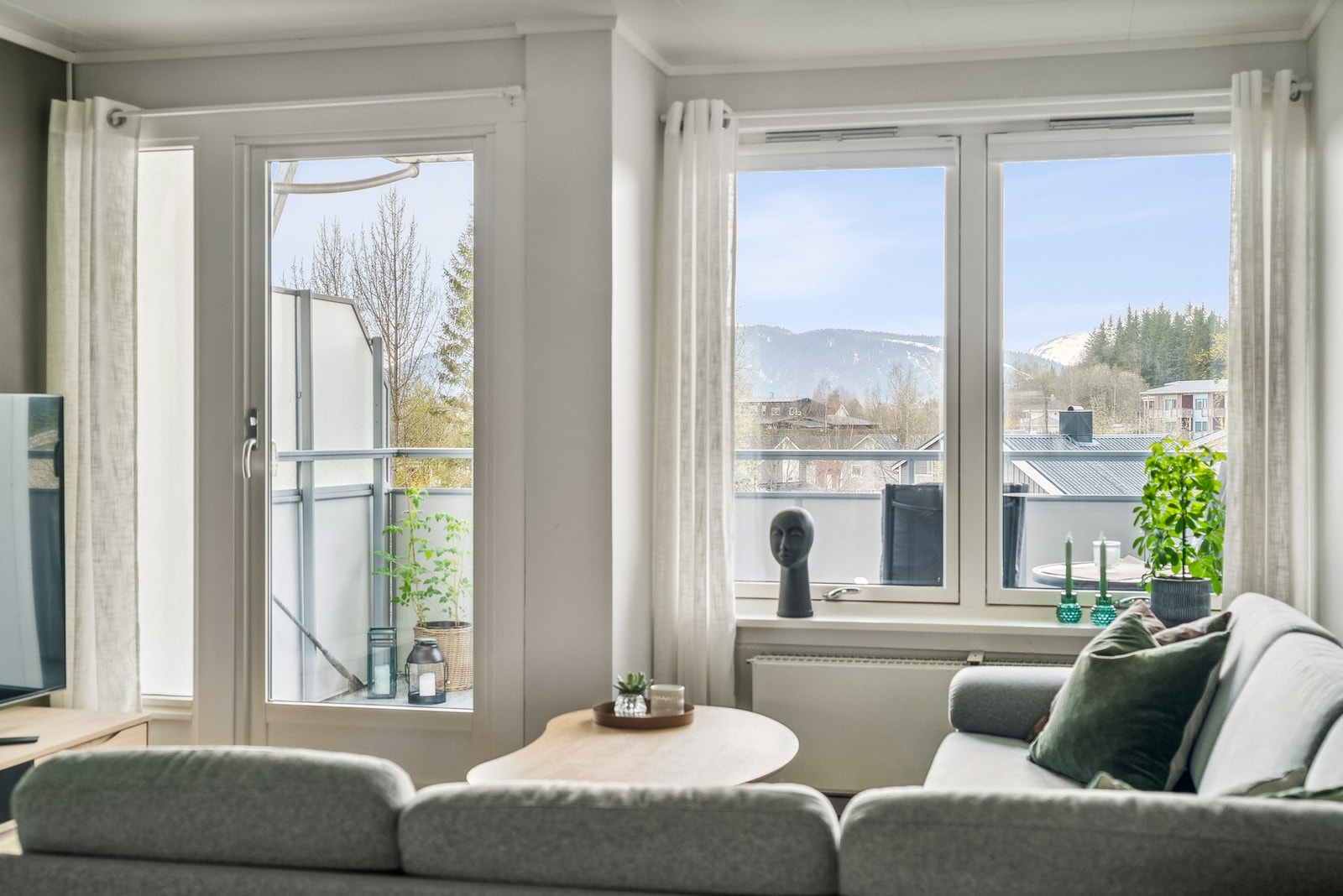 Fra stuen er det utgang til balkong Galleribilde