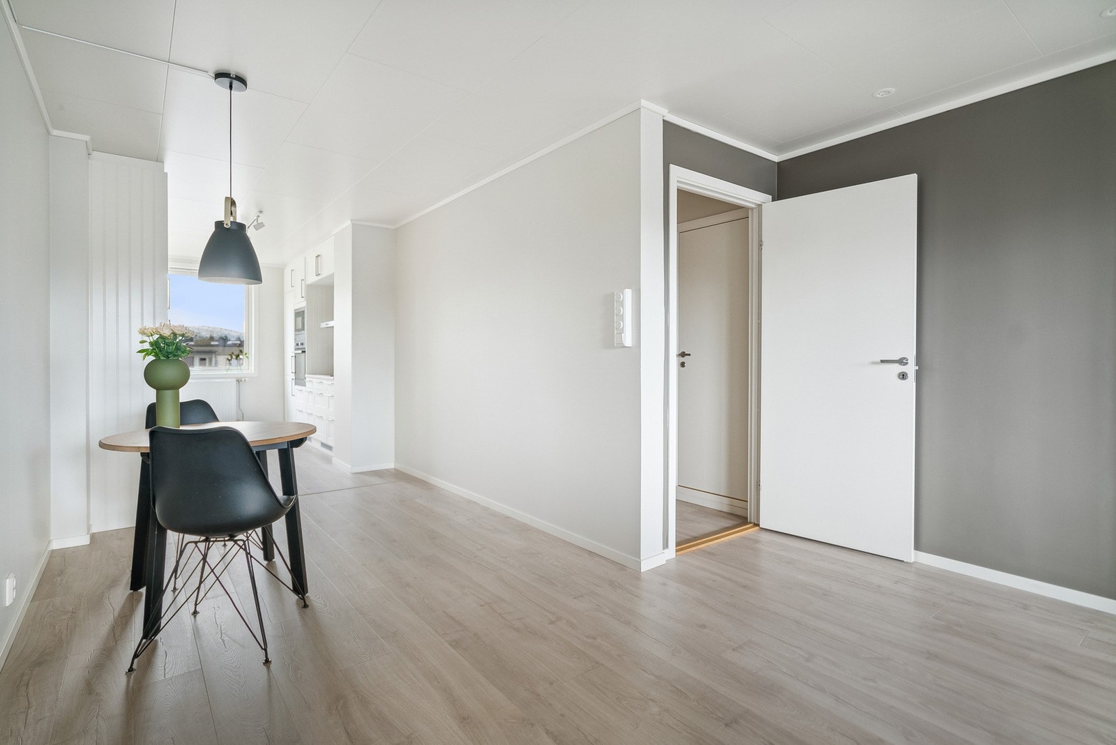 Her har du god plass til et større spisebord Galleribilde