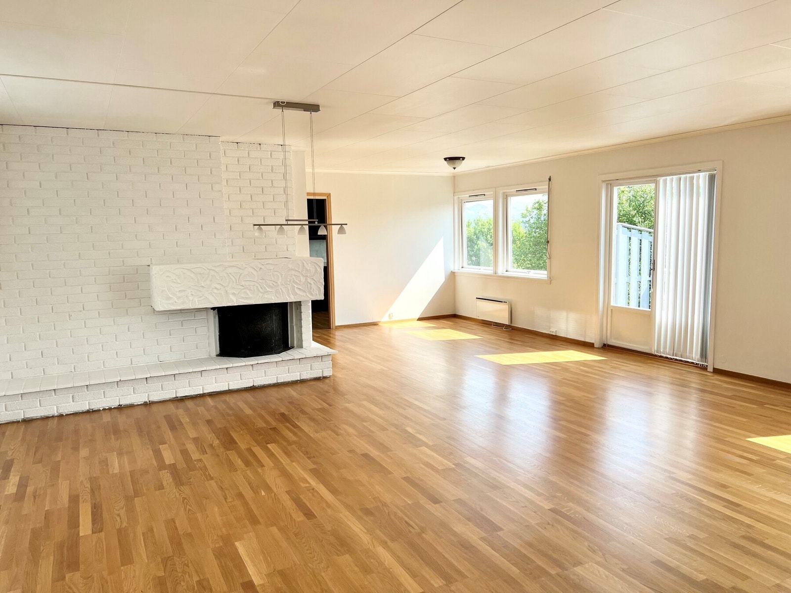 Slik ser stua ut i dag - nymalt peis Galleribilde