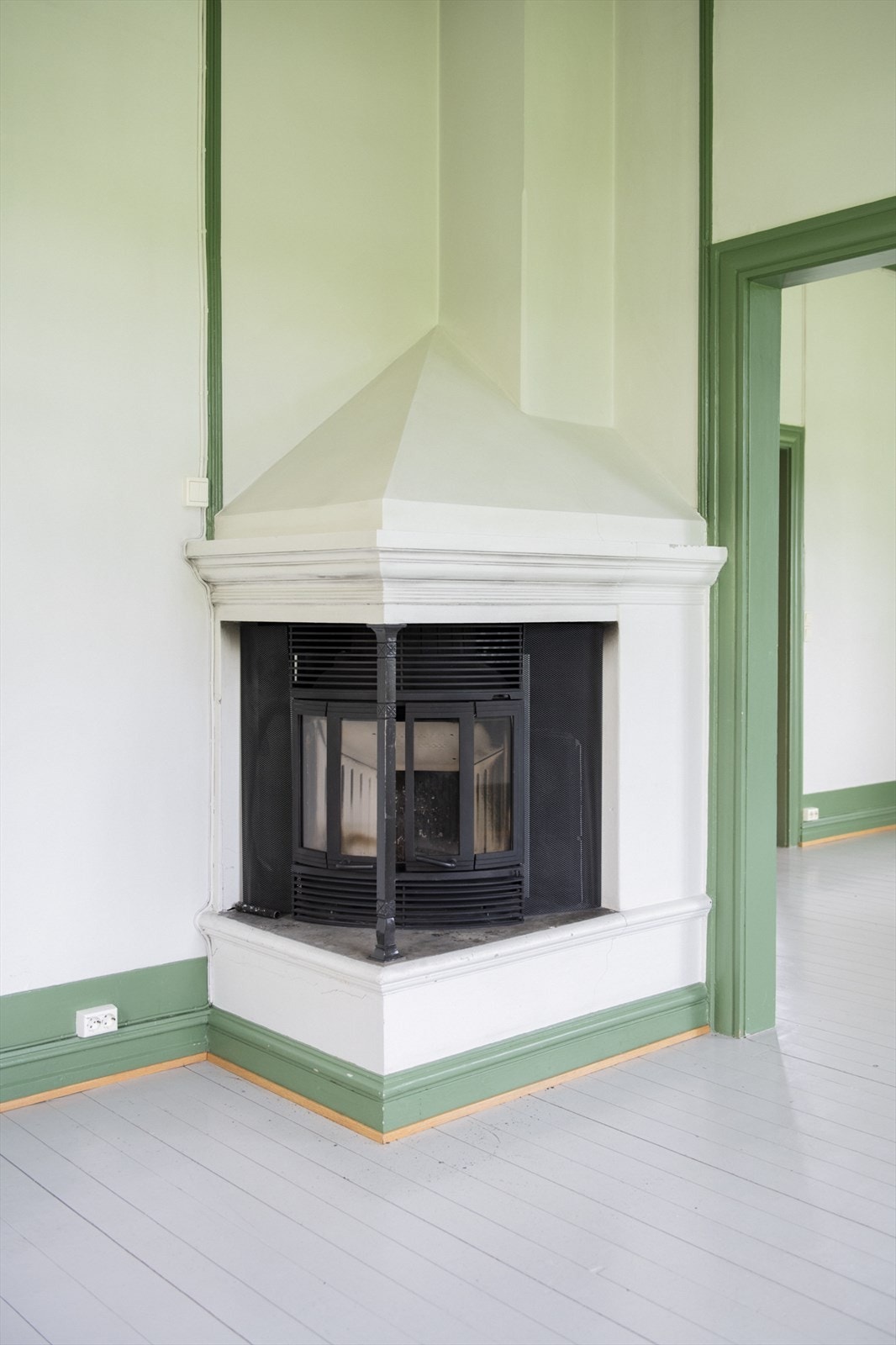 Murt peis med ny spesialtilpasset peisinnsats med glass i dører. Galleribilde