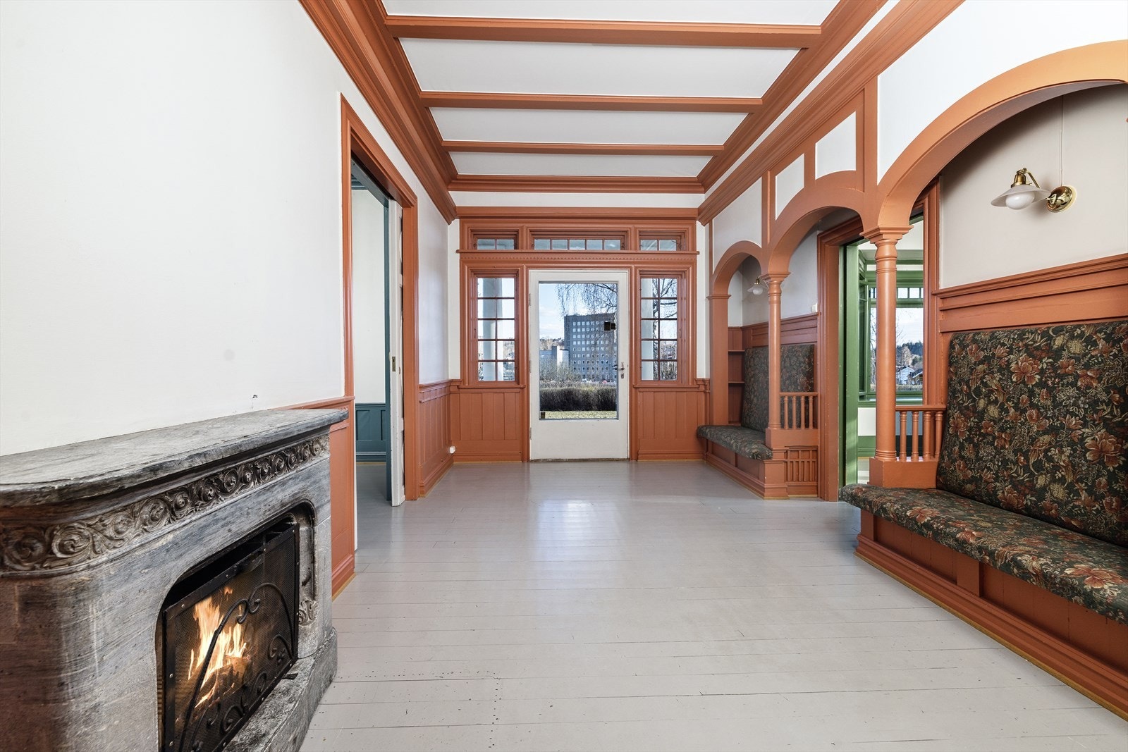 Velkommen inn! Mellomstue med utgang til veranda og videre ut til hagen. Galleribilde