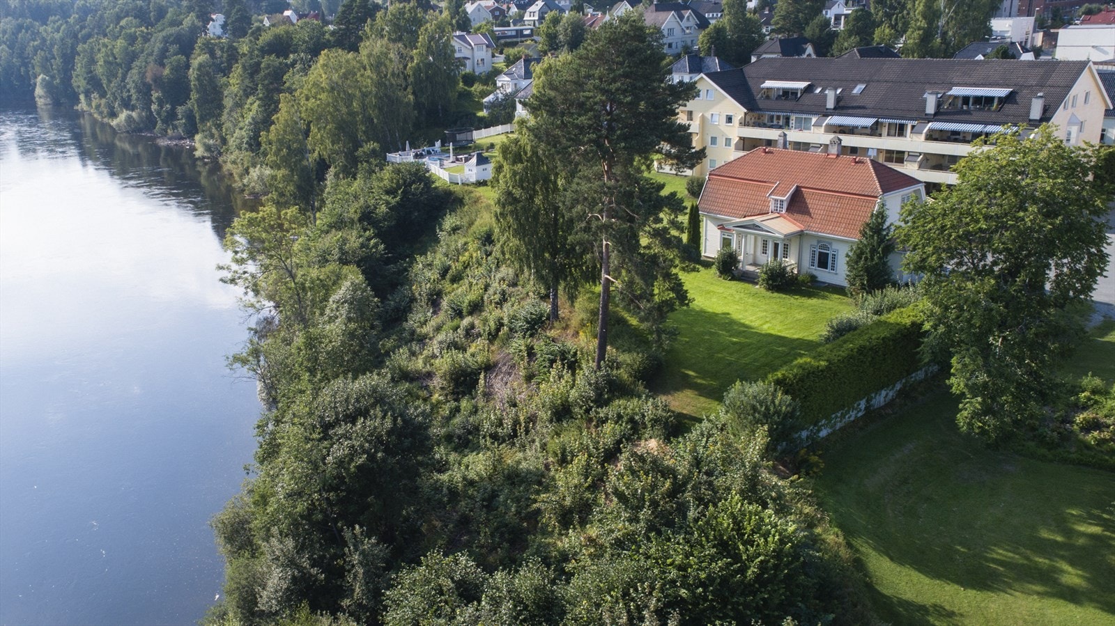 Grønlievillaen er en perle av en villaeiendom med gode solforhold og utsikt mot storelva. Galleribilde