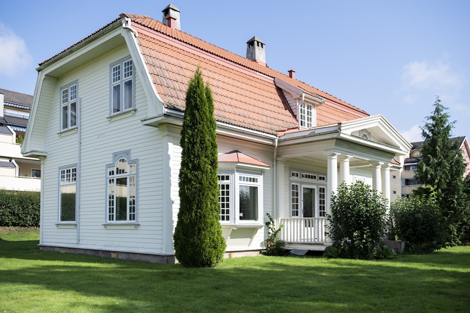 Velkommen til "Grønlievillaen" beliggende i Sundgata 3 i Hønefoss sentrum. En unik og nydelig villaeiendom med enebolig oppført i jugendstil i ca. 1904. Galleribilde