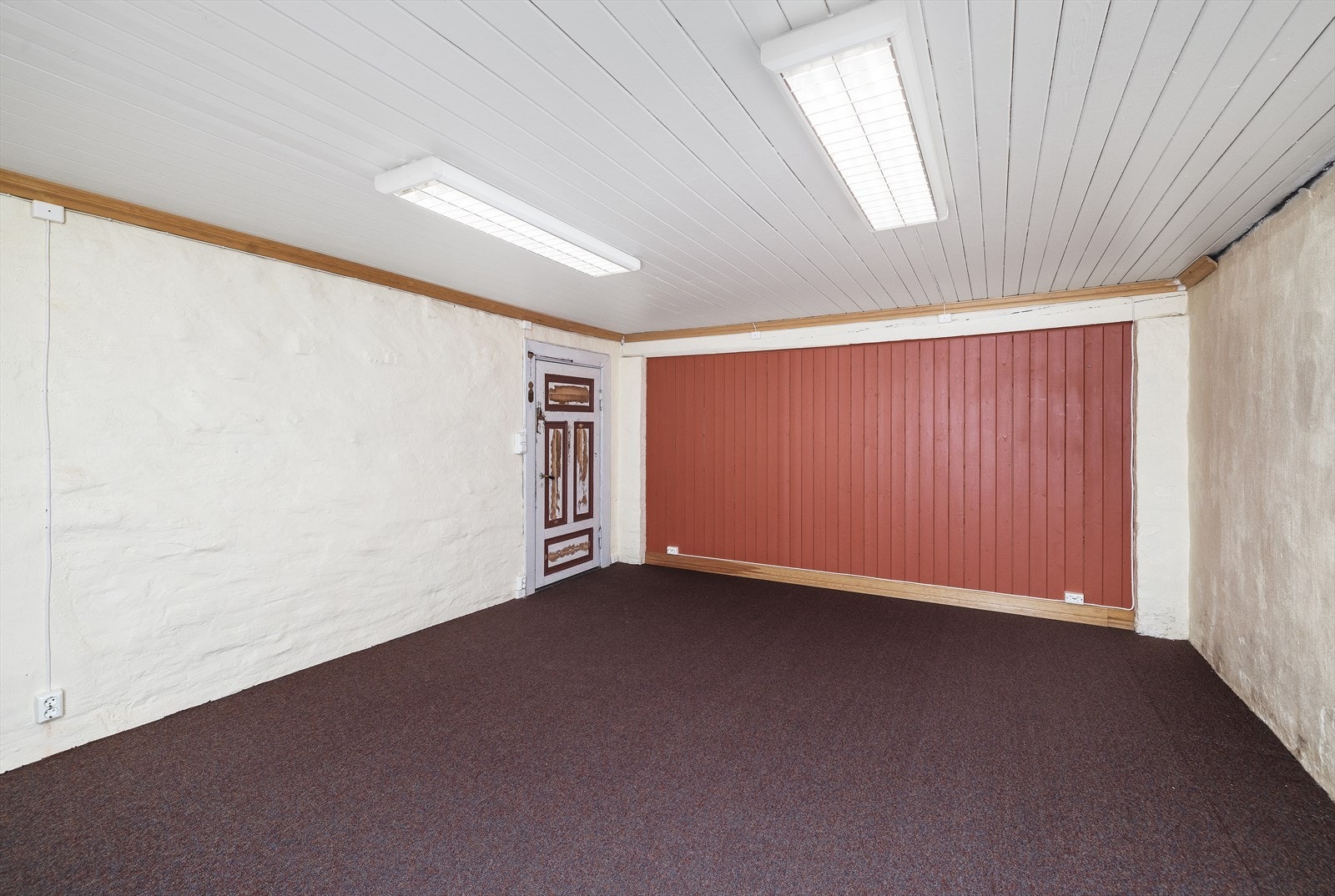 Det er store gode rom i boligens kjeller. Utvendig ble lagt ny drenering og renovert yttertak på 90 tallet. Galleribilde