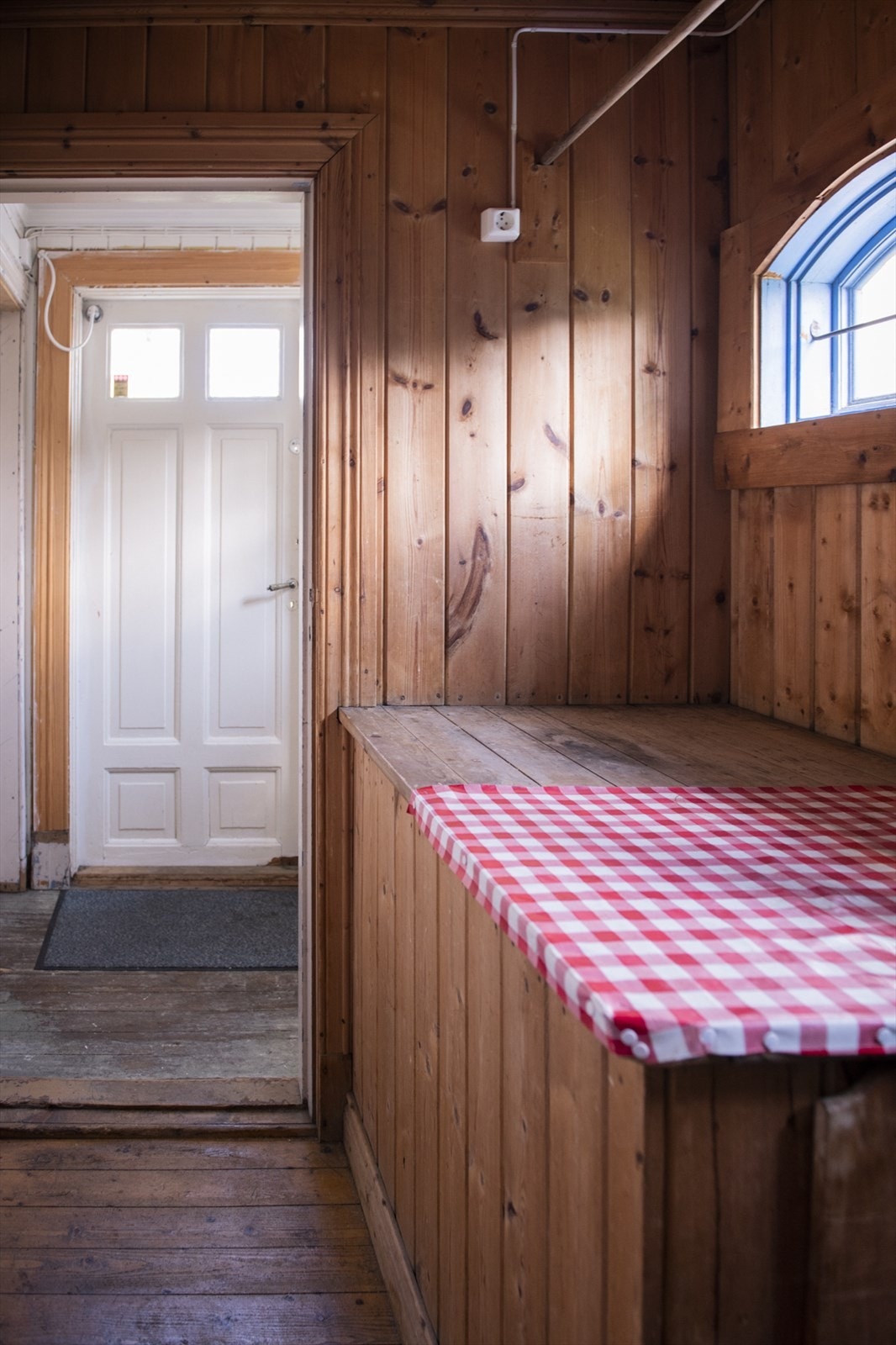 Boligen har en sideinngang hvor man bl.a. har ett avkledningsrom. Galleribilde