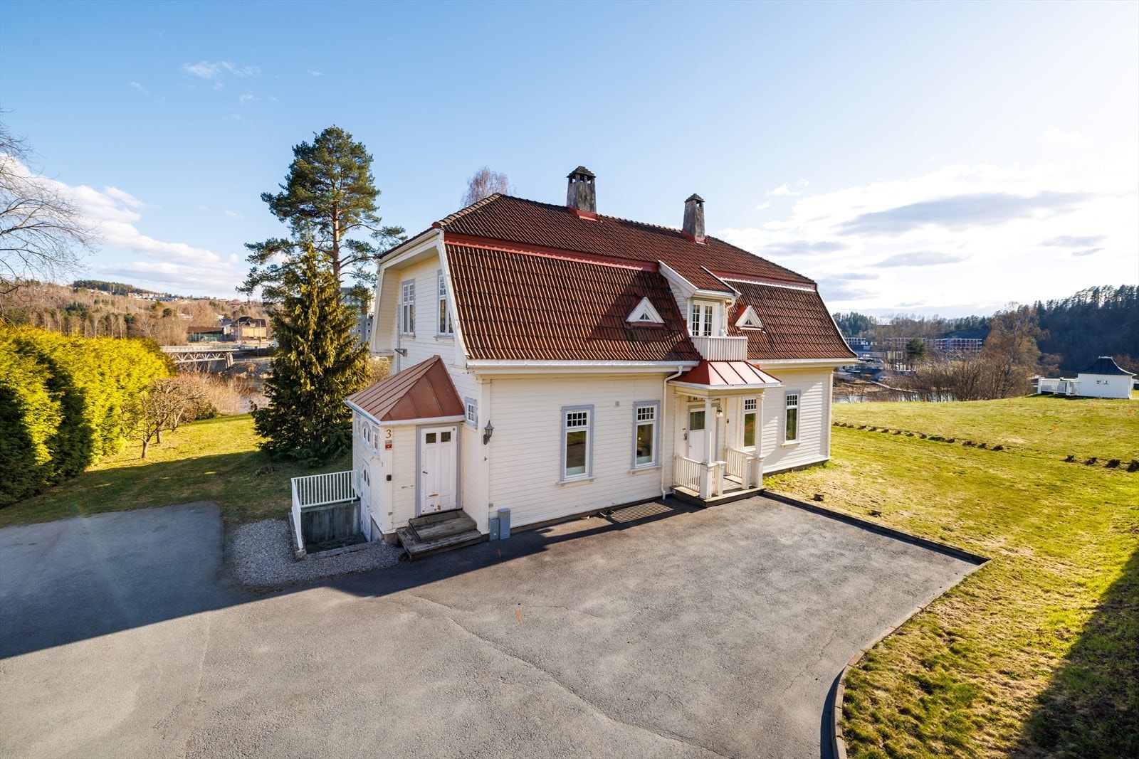 Asfaltdekke på gårdsplass og godt med parkering. Galleribilde