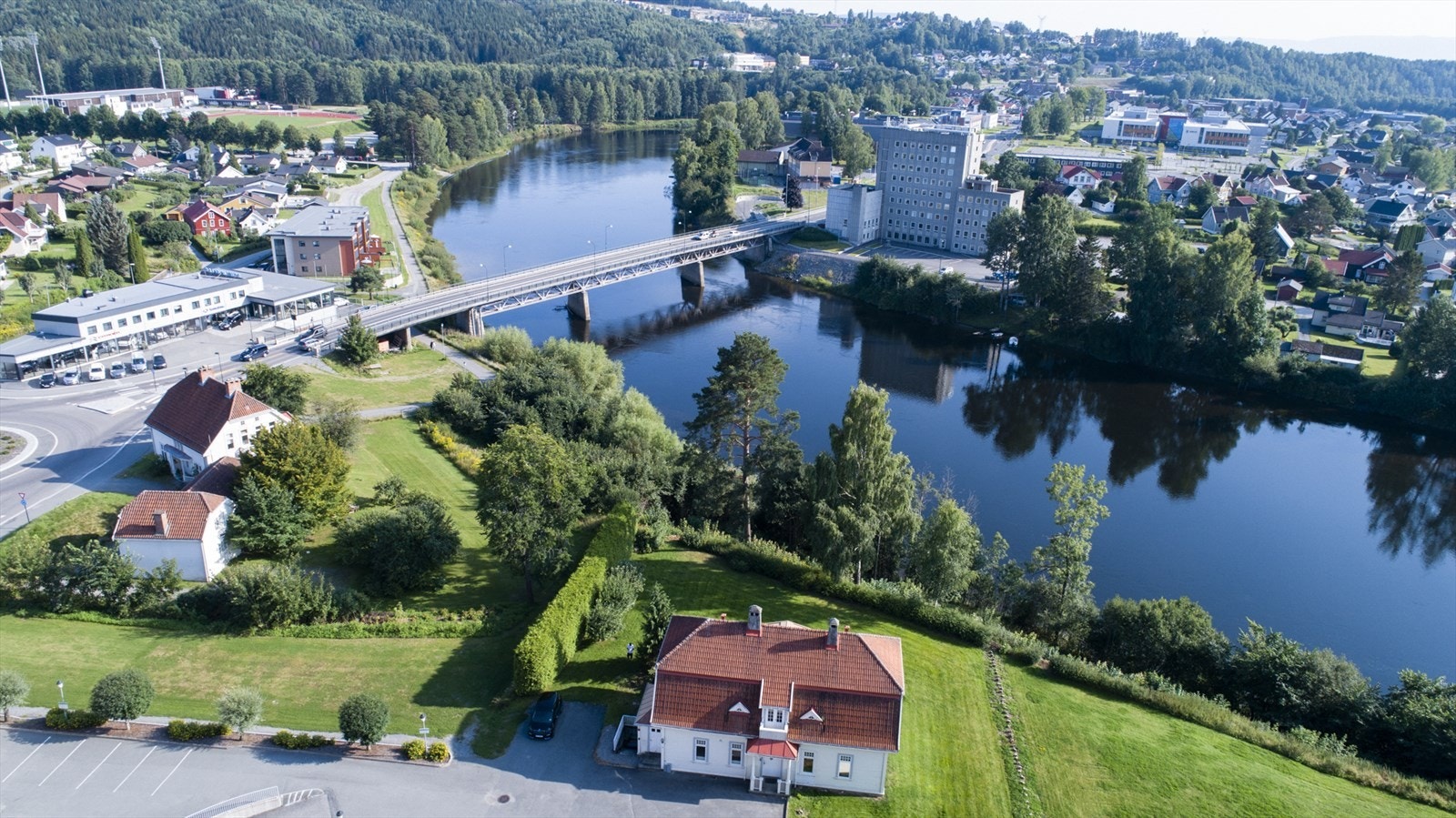 Boligen ligger sørvendt, med gode solforhold og utsikt mot Storelva, Kvernbergsund og Ringerike Rådhus. Usjenert og opparbeidet hage mot sør. Galleribilde