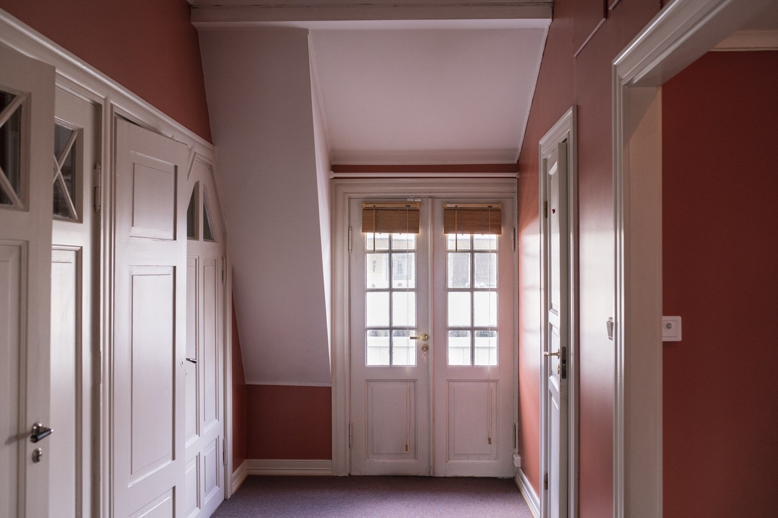 Trapperom med utgang til liten balkong. 2. etasjen inneholder bl.a. 5 soverom, toalettrom og bad. Galleribilde