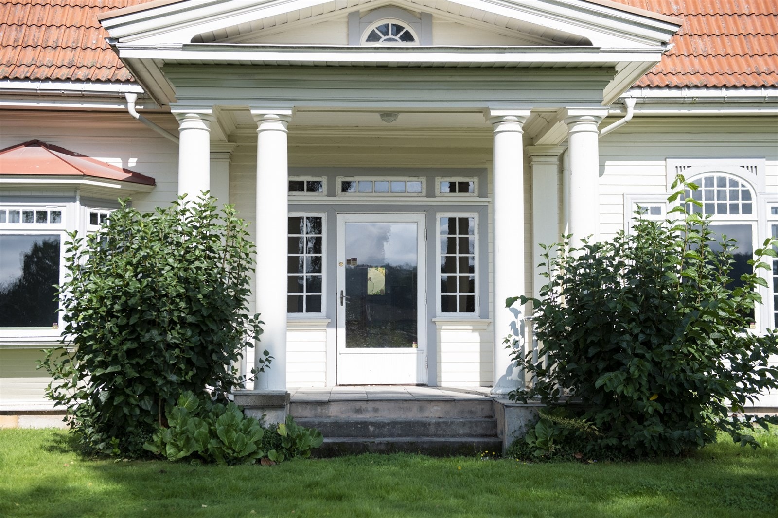 Boligen er oppført i jugendstil med flotte detaljer. Boligen har høy verneverdi. Galleribilde