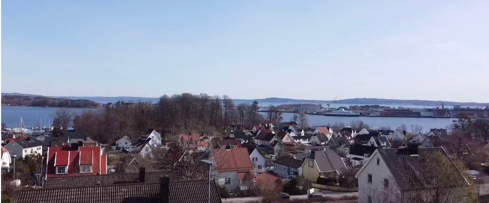 Dronefoto av utsikt mot omgivelsene og fjorden fra Skoggata 26 A Galleribilde