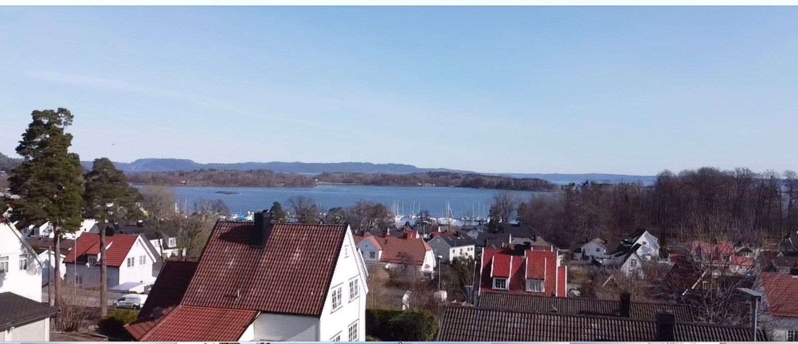 Dronebilde fra boligens hovedetasje og mot Karljohansvern og Oslofjorden Galleribilde