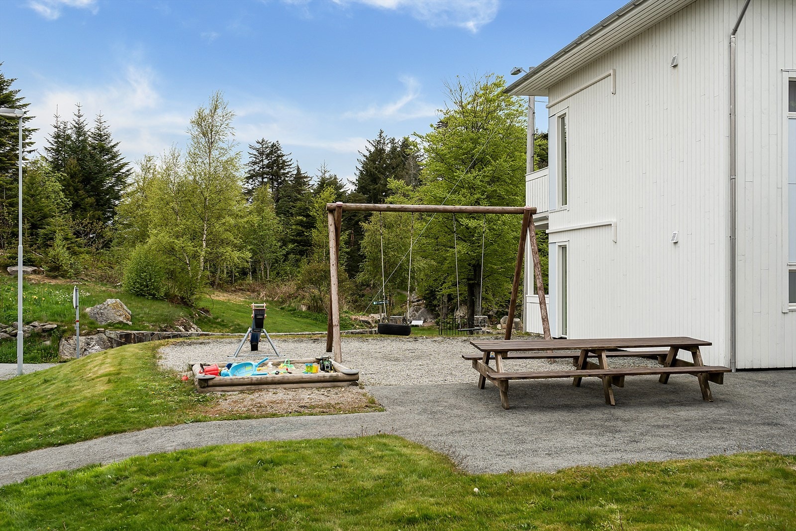 Lekeplass for barna like utenfor leiligheten Galleribilde