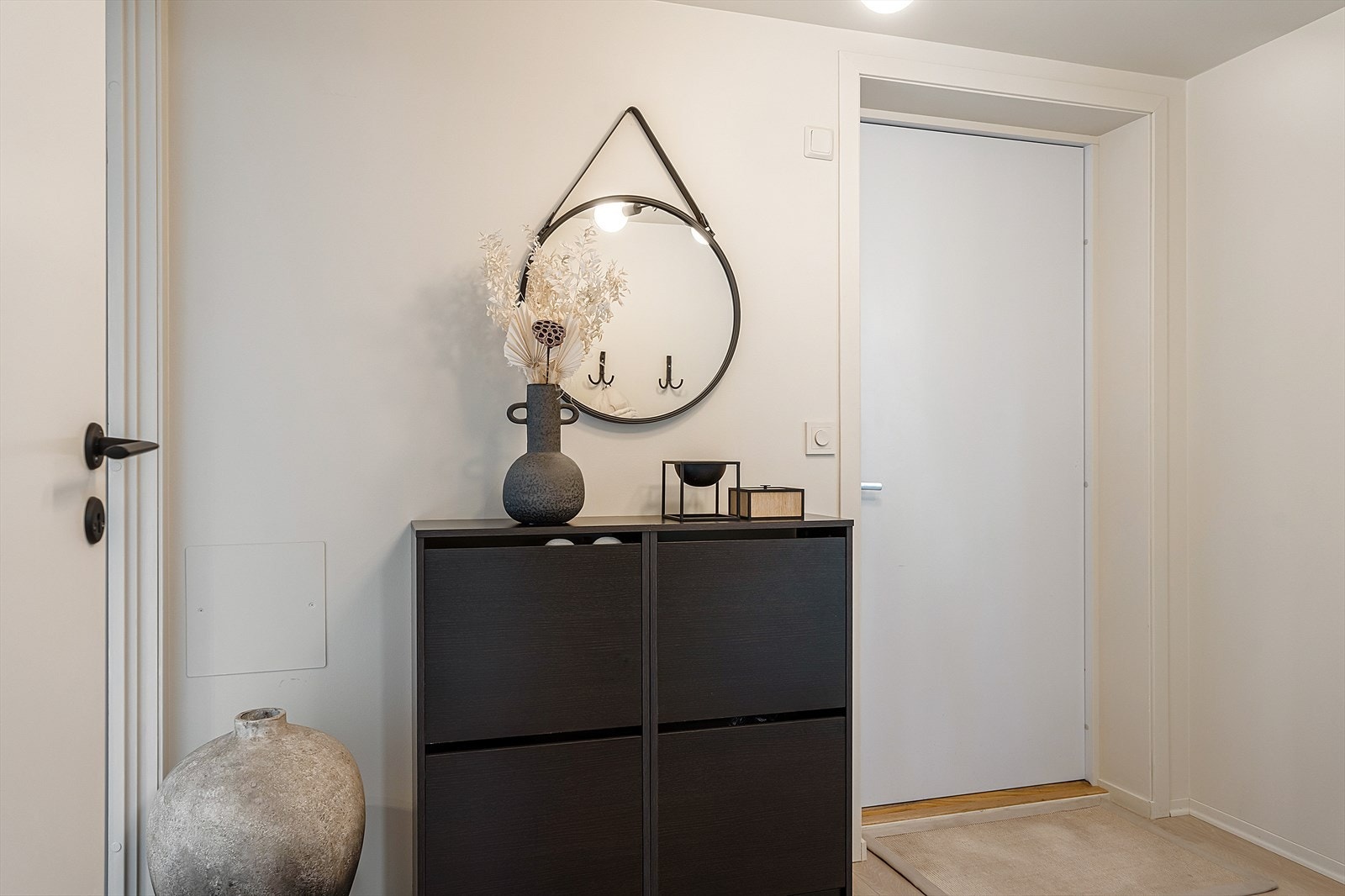 En lys og romslig entré ønsker deg velkommen inn i leiligheten Galleribilde