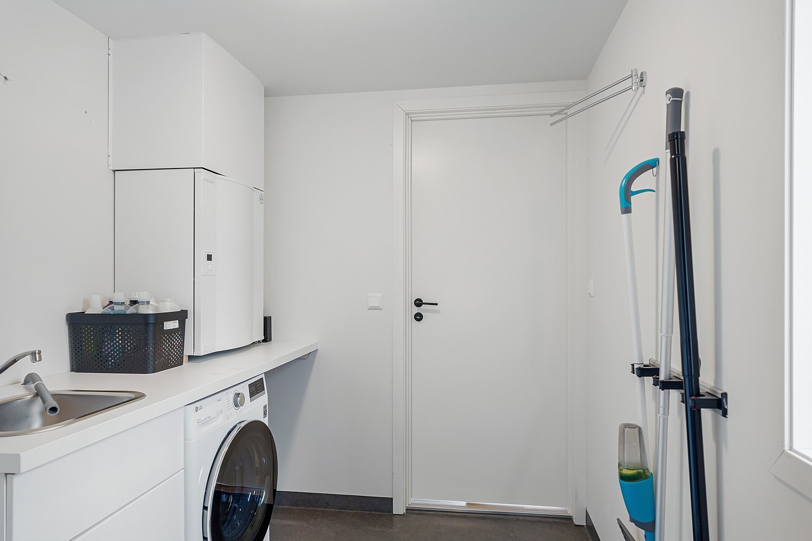 Meget praktisk vaskerom med våtromsbelegg på gulv og malte flater (opprinnelig bod, bruksendring er ikke omsøkt/godkjent) Galleribilde