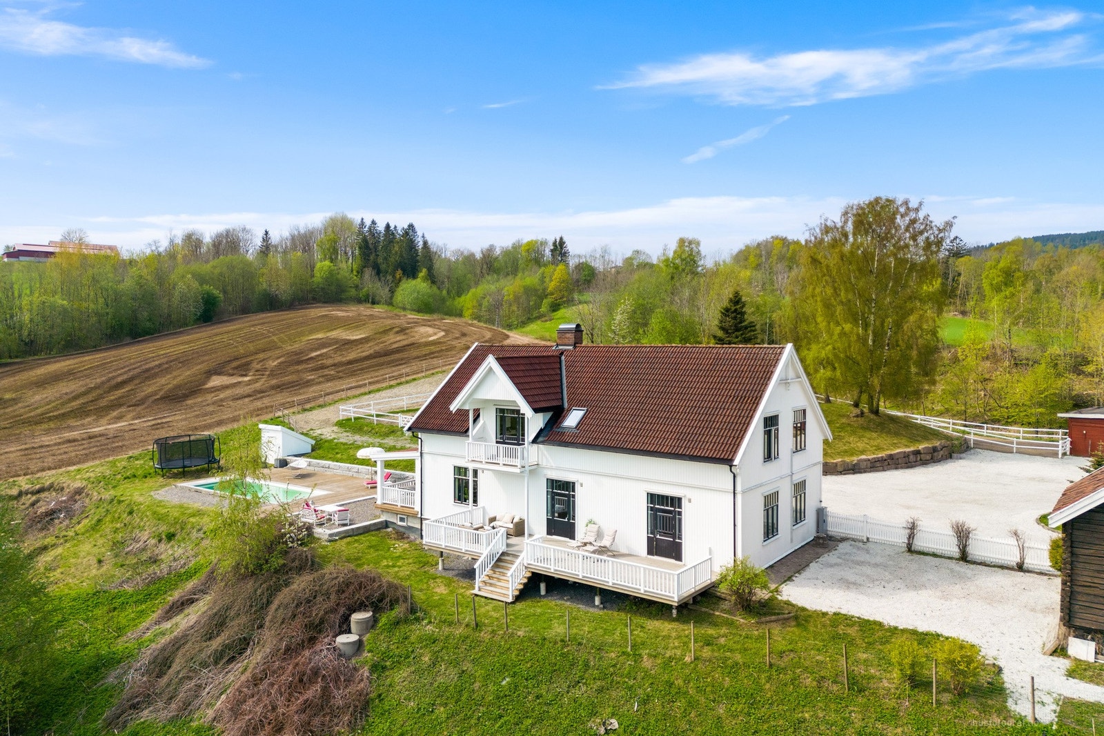 Påkostet hovedhus som ligger fint til i solhellingen med nydelig utsikt over Lierdalen Galleribilde