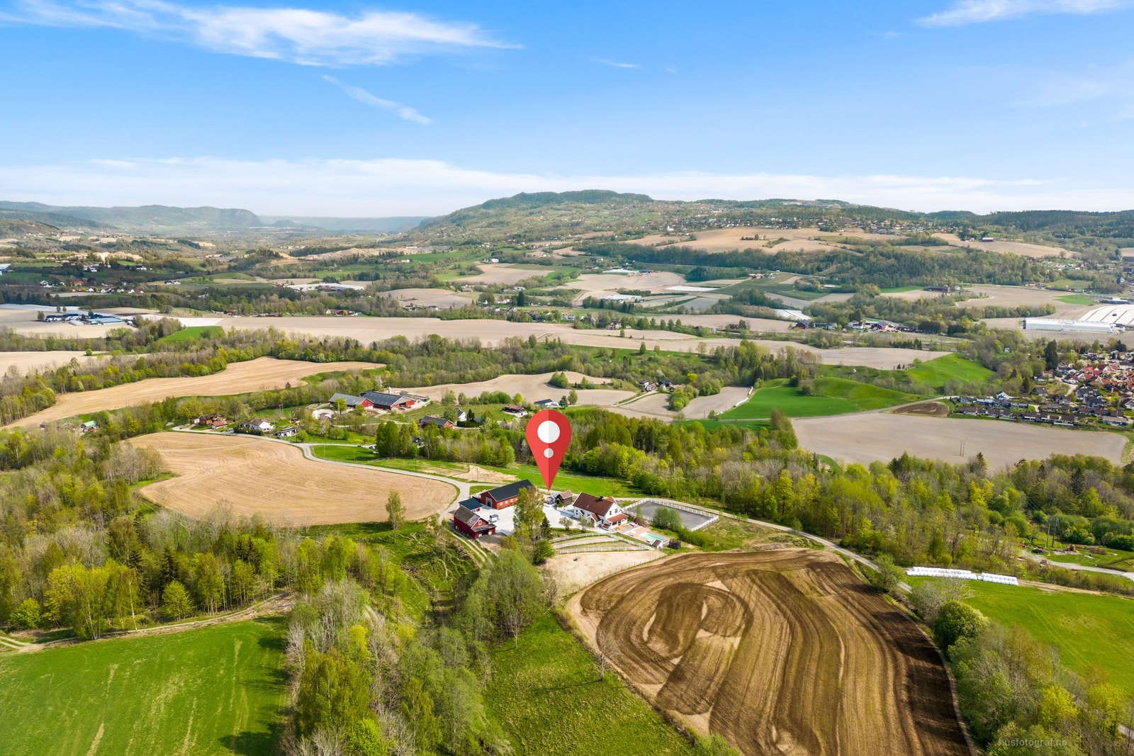 Påkostet og innholdsrikt hovedhus tilrettelagt for generasjon/hybelløsning med flotte utearealer, store terrasser og svømmebasseng. Tilrettelagt for hestehold med 9 stallplasser i stallen samt 2 utestaller Galleribilde