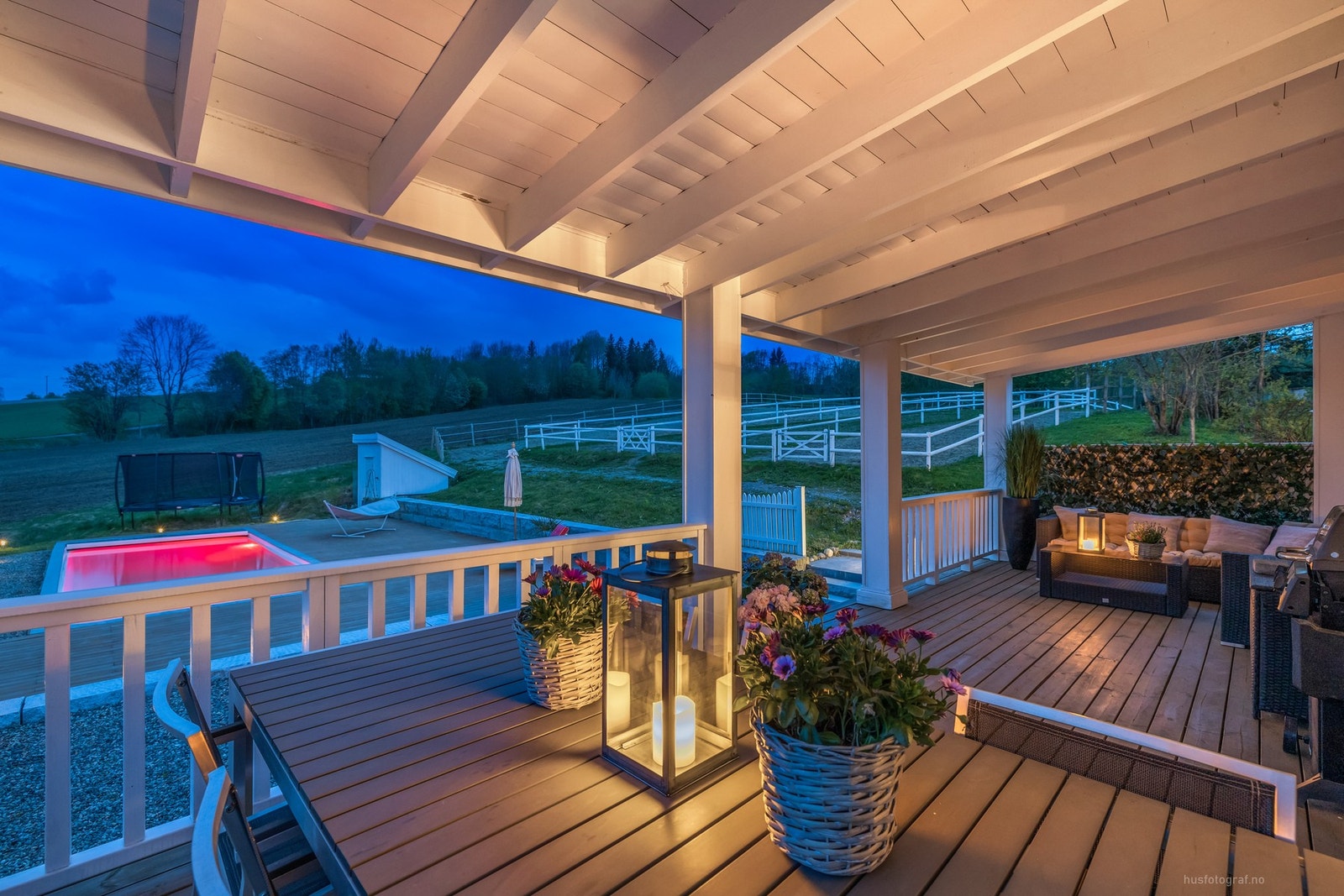 Kveldsstemning - terrasse - basseng Galleribilde
