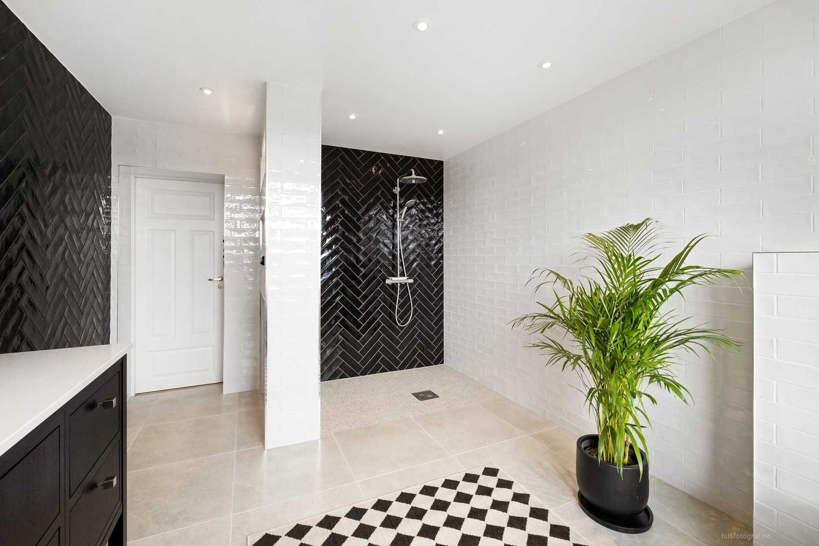 Lekkert bad i 2. etg. med dusjnisje Galleribilde