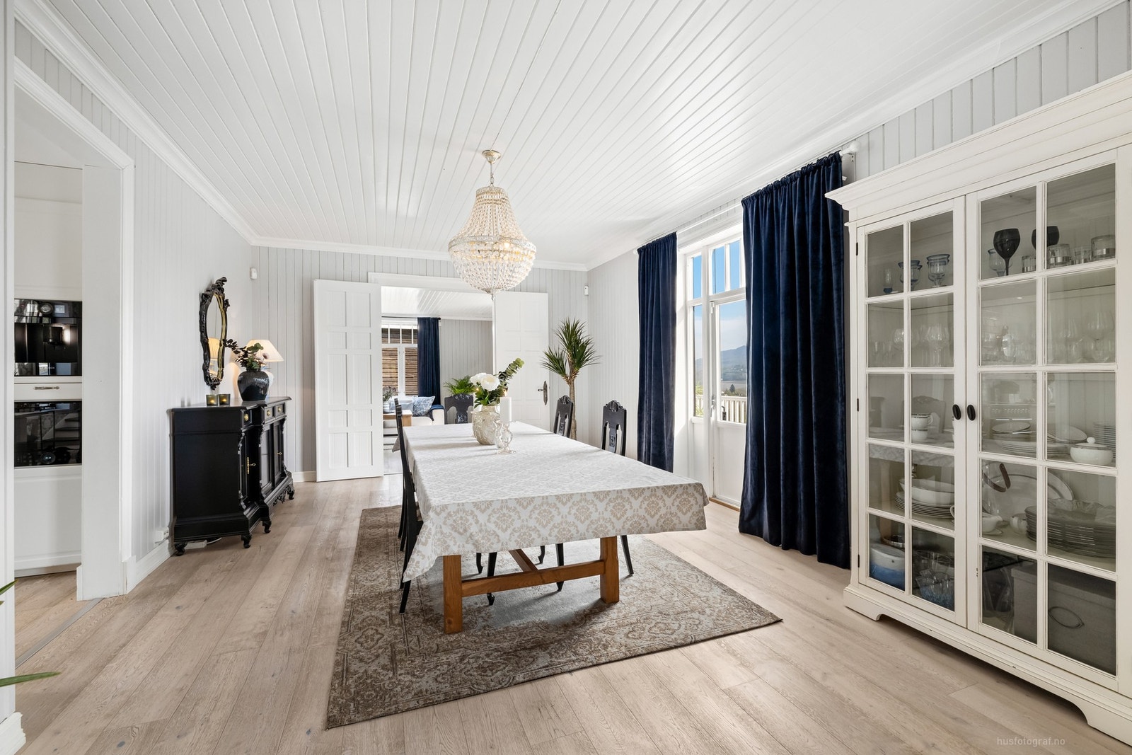 Spisestue i tilknytning til kjøkken med utgang terrasse Galleribilde